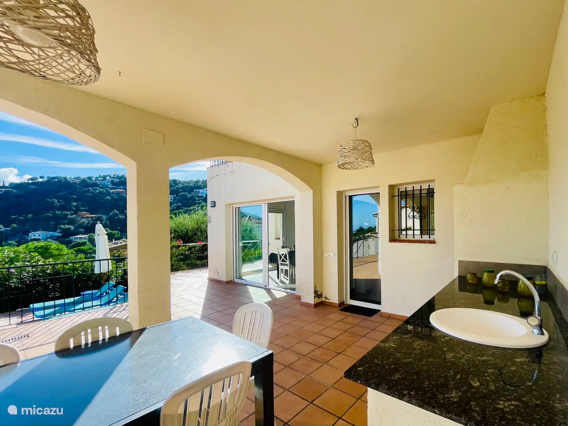 Überdachte Terrasse mit Grill, Spüle, Kühlschrank und Esstisch für 8 Personen, ideal zum Essen im Freien