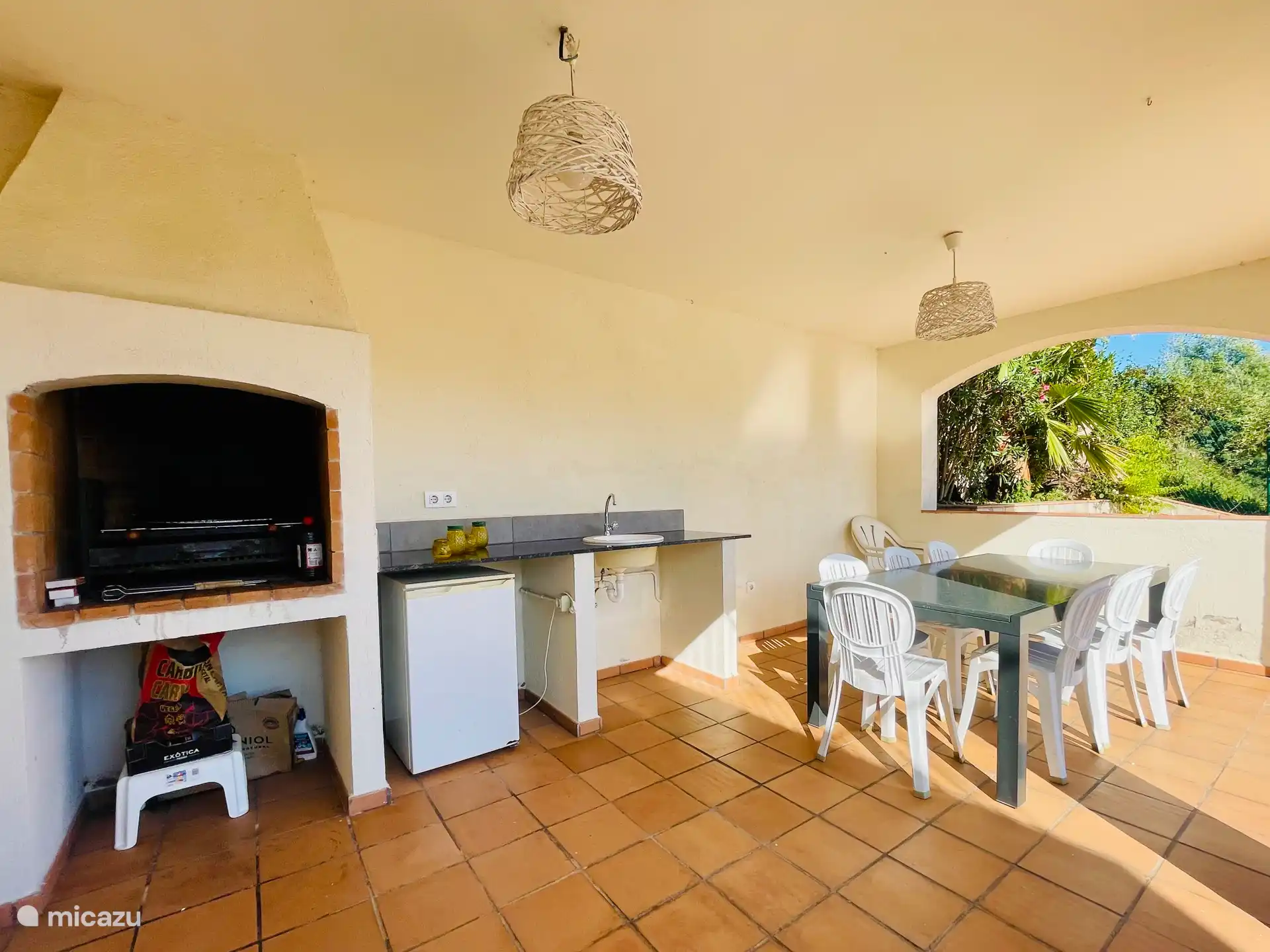 Überdachte Terrasse mit Grill, Spüle, Kühlschrank und Esstisch für 8 Personen, ideal zum Essen im Freien