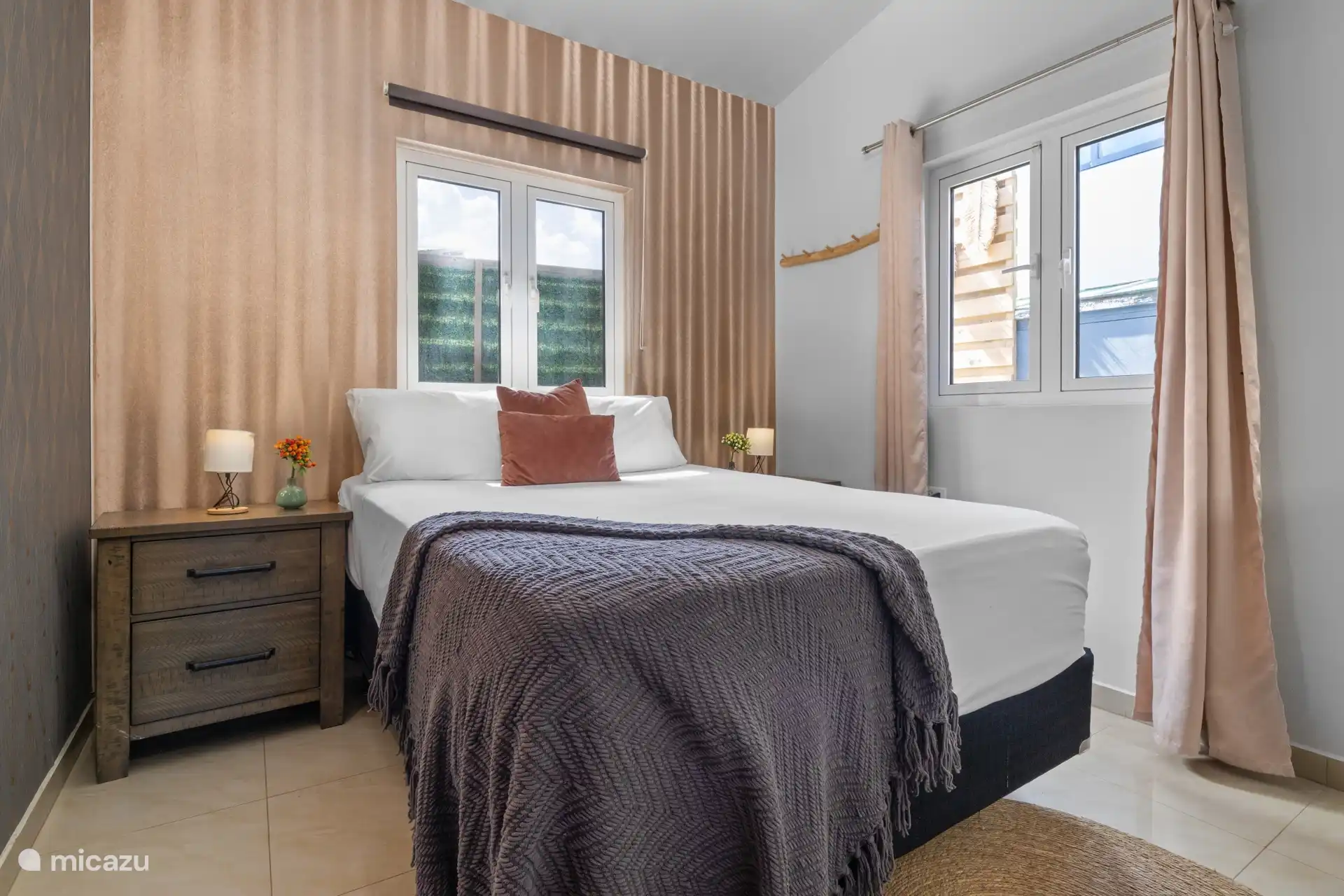 Dieses warme und einladende Schlafzimmer bietet einen friedlichen Ort zum Entspannen nach einem Tag voller Erkundung. Mit einem bequemen Queen-Bett.