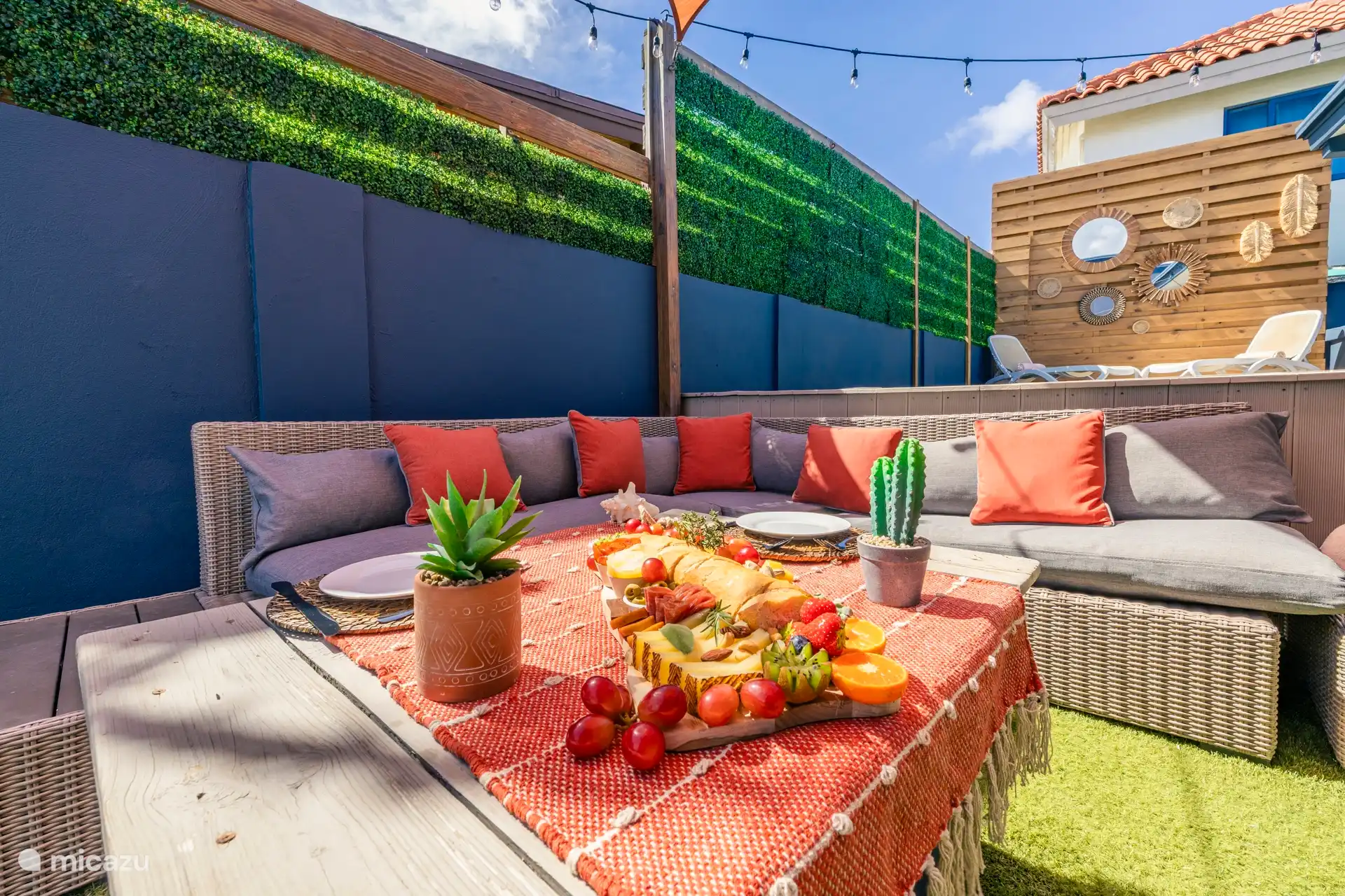 Tauchen Sie in Ihren eigenen tropischen Rückzugsort ein! Dieser stilvolle Außenbereich ist für Entspannung, Sonnenschein und unvergessliche Erinnerungen konzipiert. Genießen Sie ein erfrischendes Bad im privaten Pool und entspannen Sie sich auf den Sonnenliegen