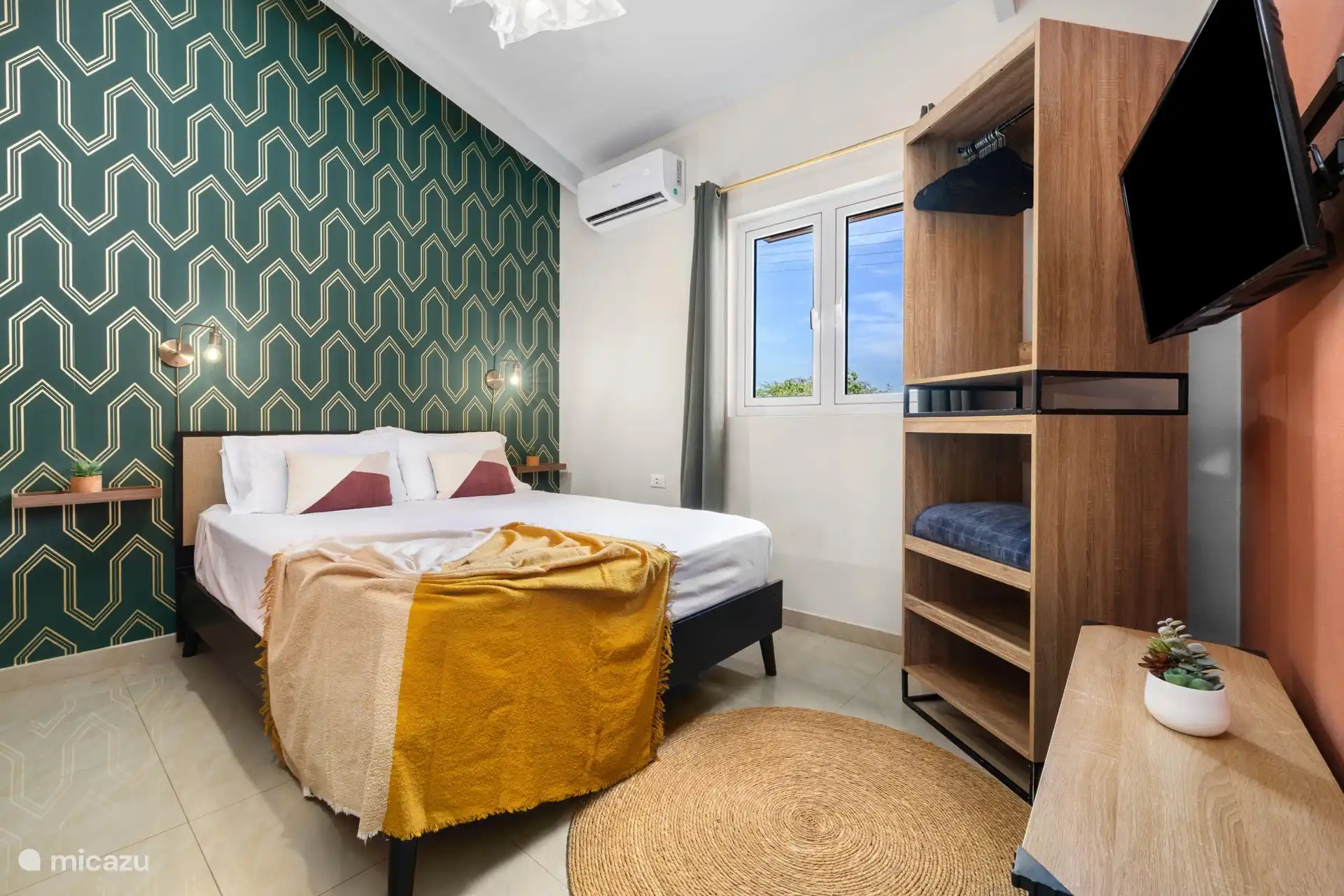 Hauptschlafzimmer mit eigenem Bad und Bad, ausgestattet mit einem Queensize-Bett mit frischer Bettwäsche, weichen Kissen und warmen Akzentdecken – dieser Raum ist für eine erholsame Nacht gemacht. 