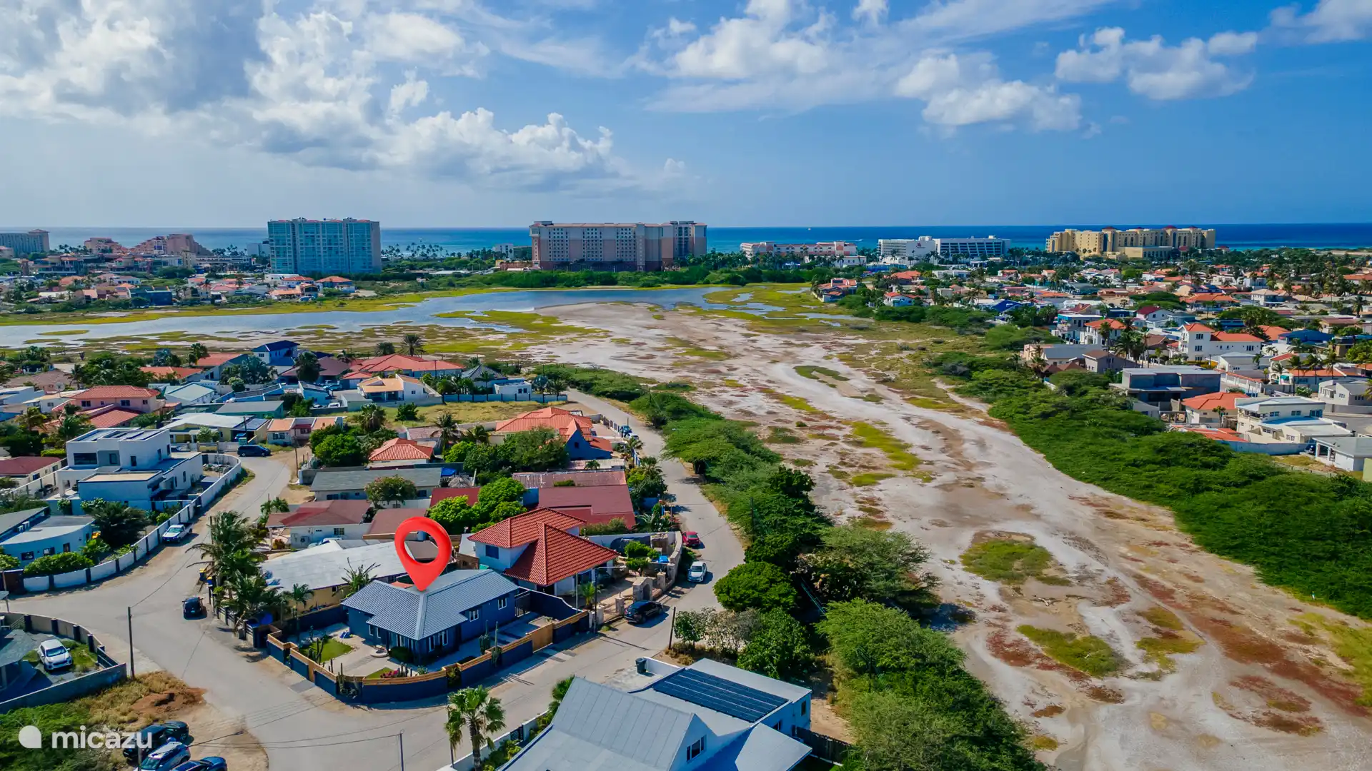 a solo unos minutos del Ritz-Carlton Aruba, el Aruba Marriott Resort & Stellaris Casino y el Radisson Blu Aruba. 