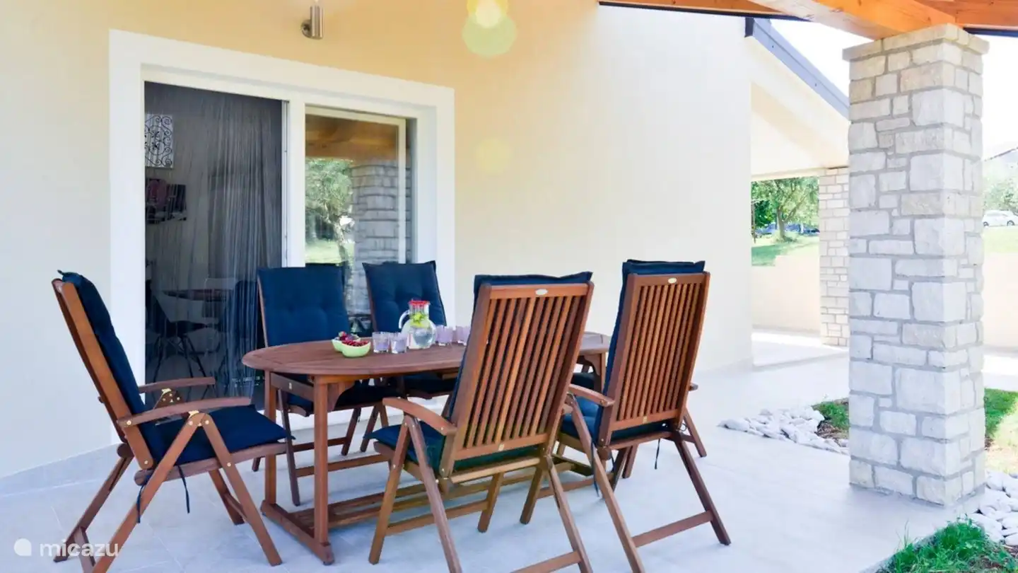 Table d’extérieur sous la véranda