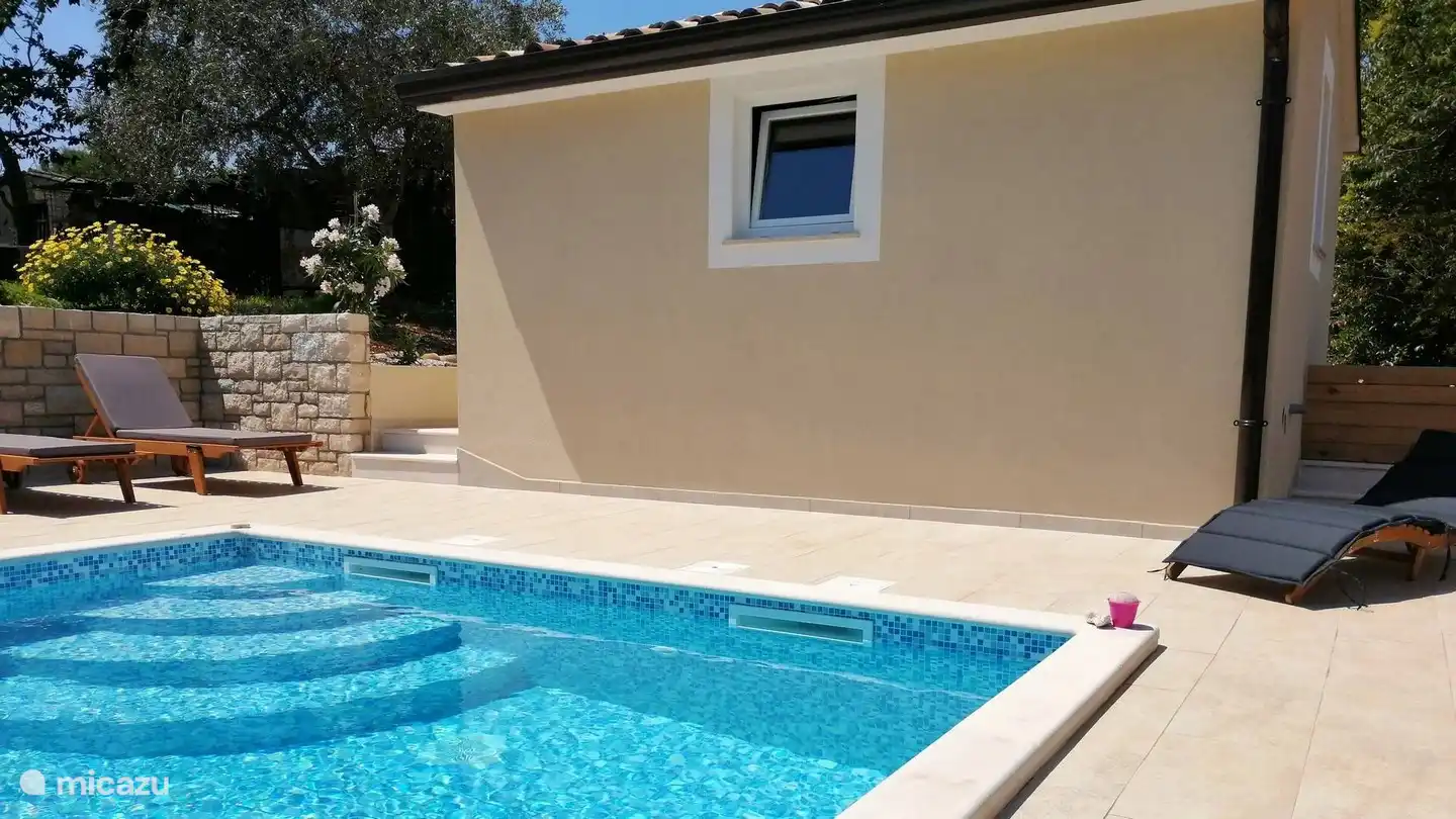 Escaliers dans la piscine