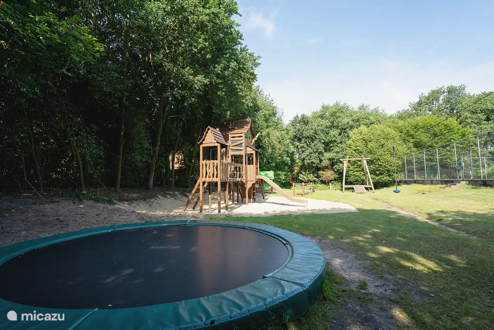 Speeltuin met trampoline