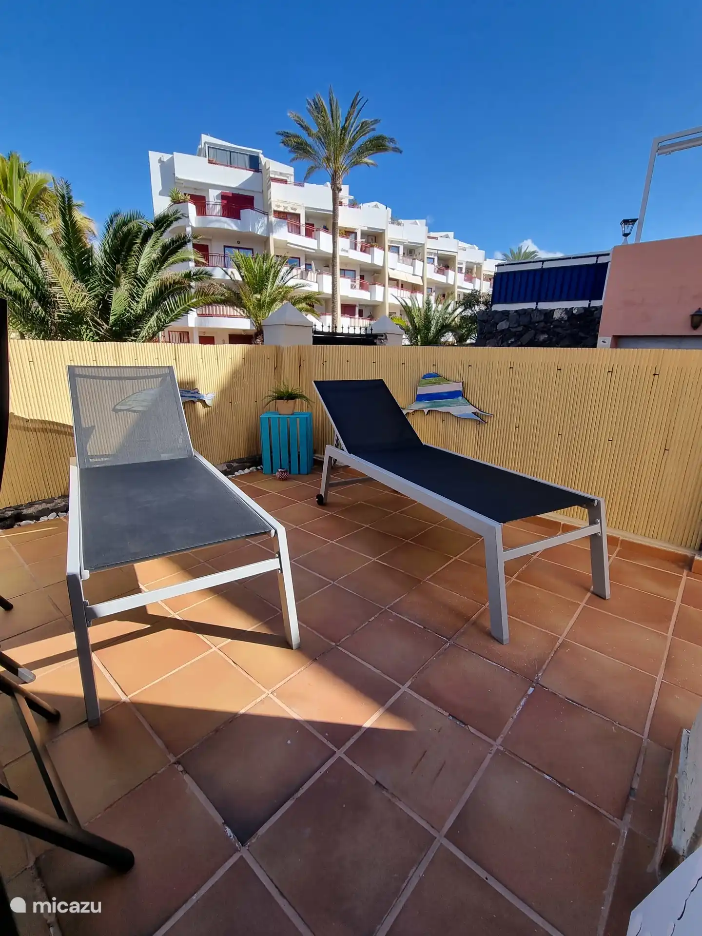 Une terrasse avec 2 chaises longues + oreillers et serviettes de piscine est fournie 