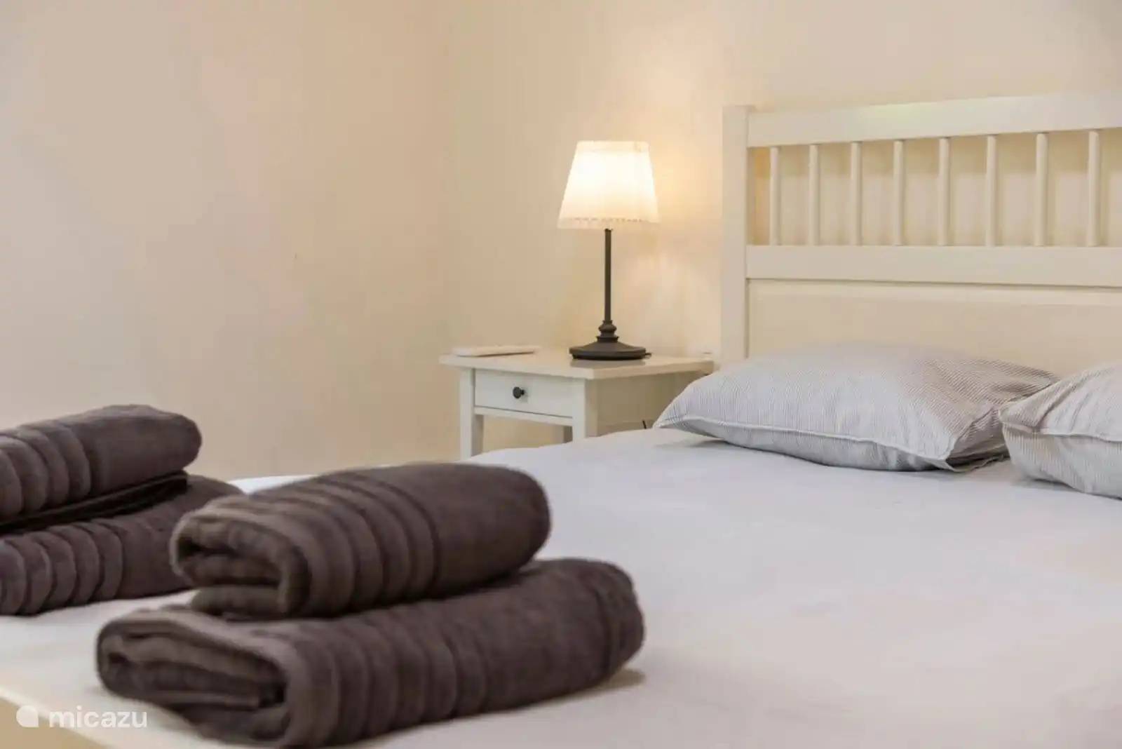 Un lit double, du linge de lit et différents types d’oreillers sont fournis