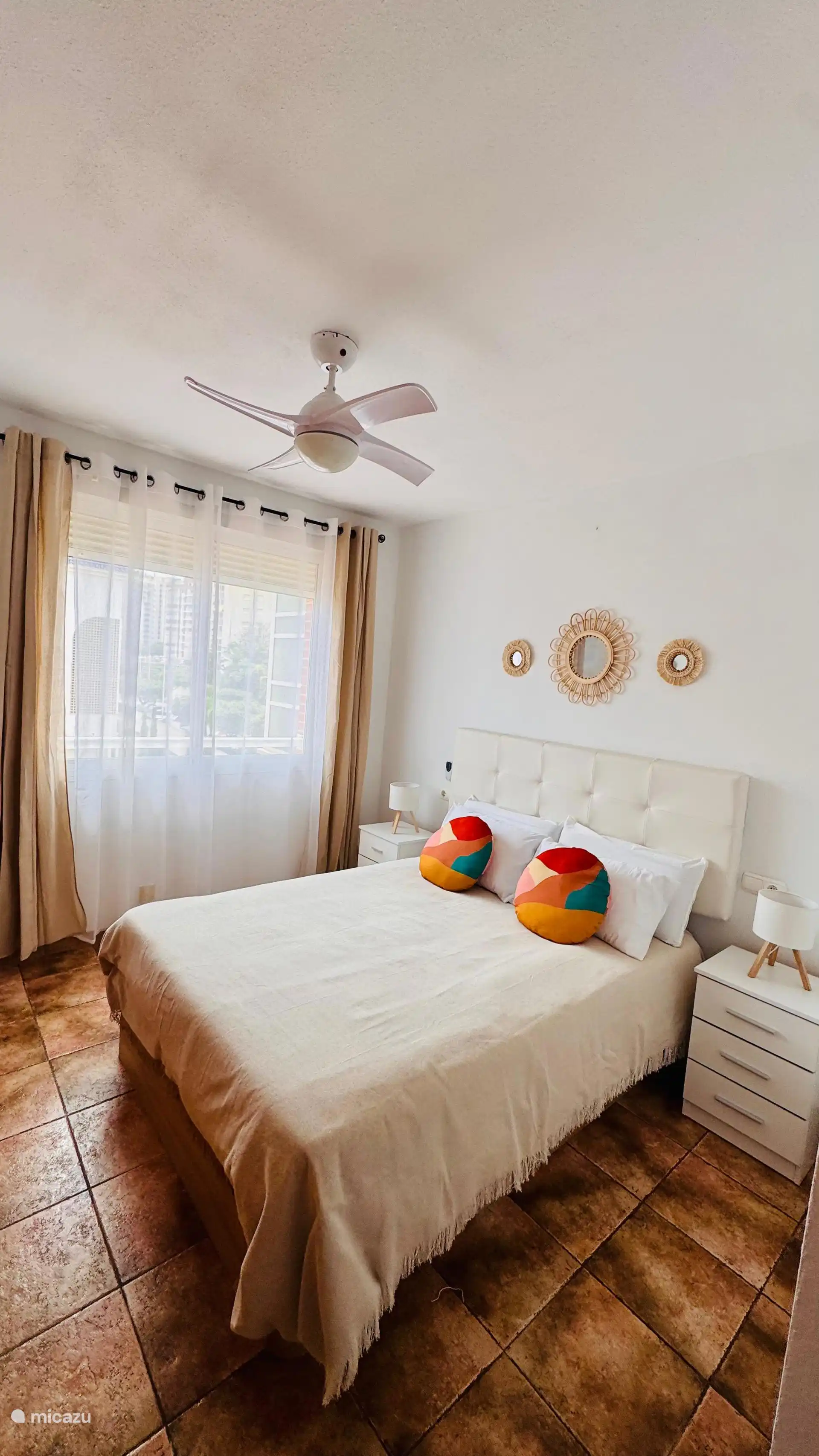 Schlafzimmer mit Doppelbett und Ventilator