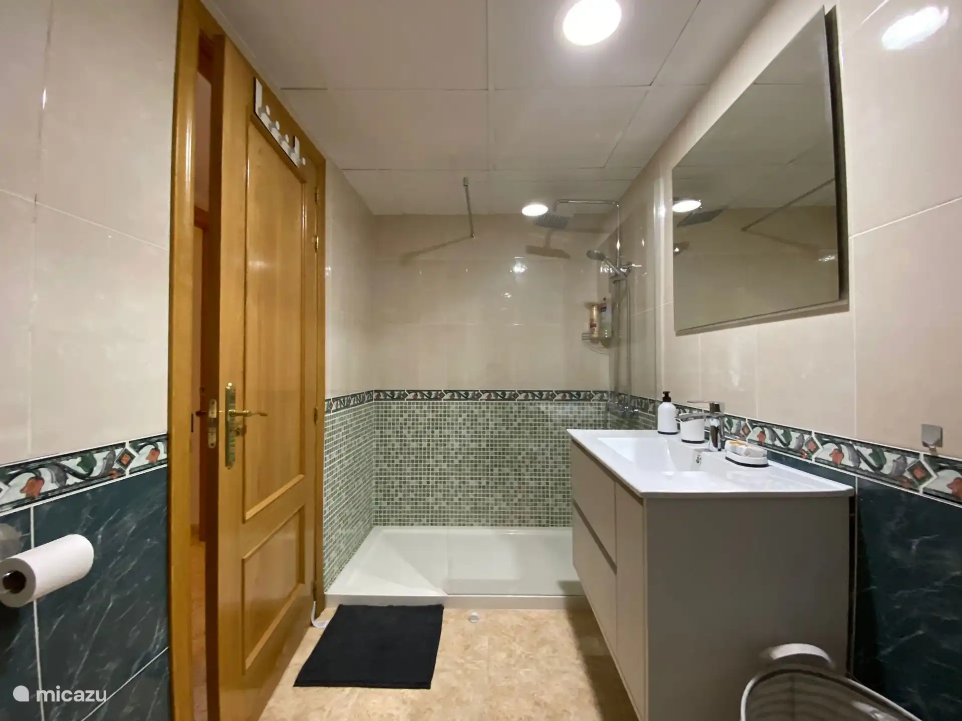 Salle de bain avec douche à l’italienne