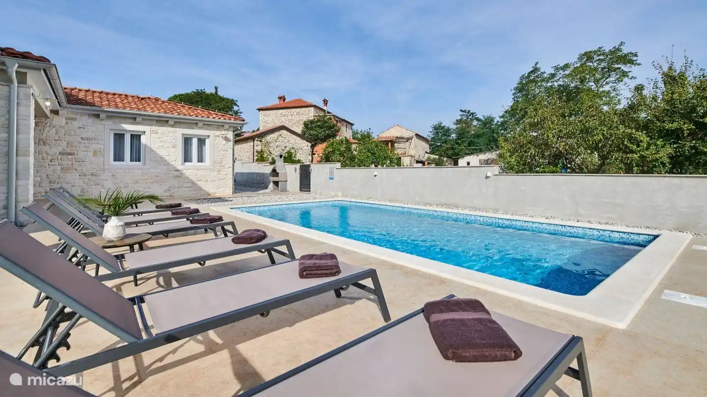 Schwimmbecken und Sonnenliege