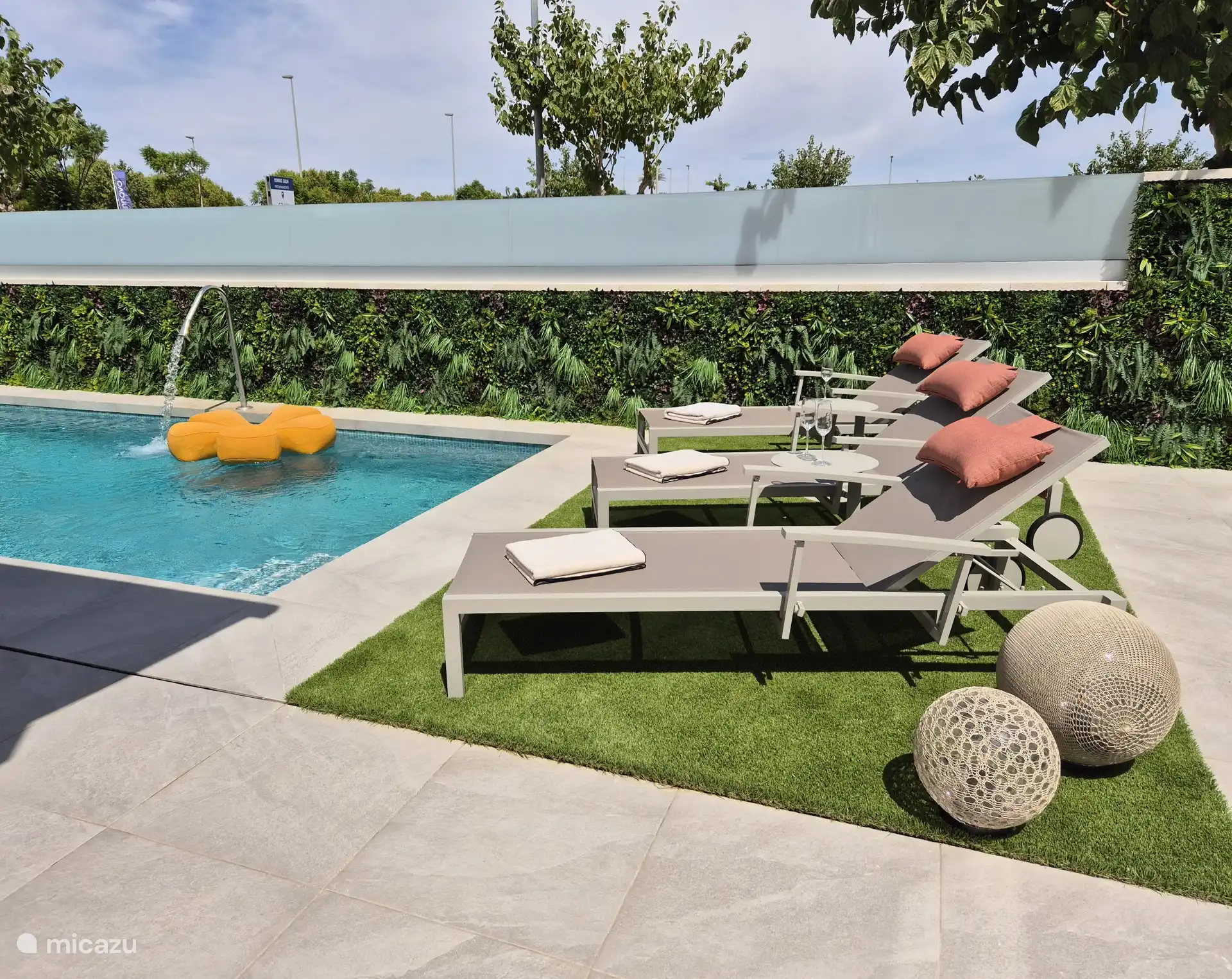 Bequeme Sonnenliege mit Blick auf den Pool