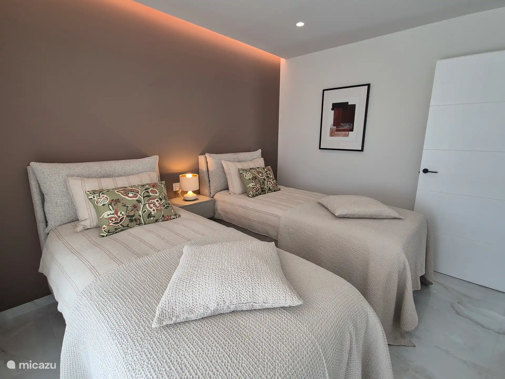 Schlafzimmer im ersten Stock mit zwei Betten und Zugang zur Terrasse