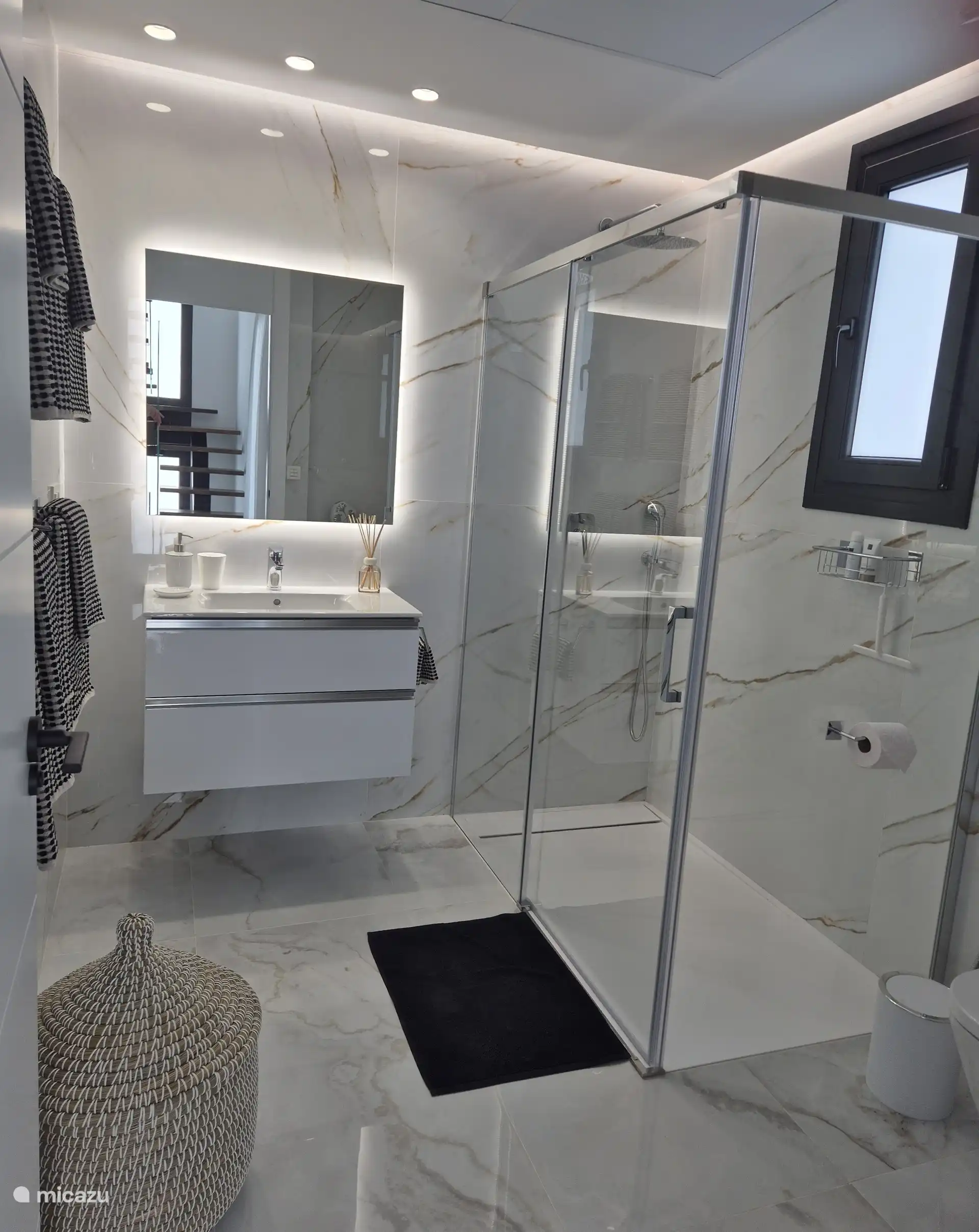 Extra geräumiges Bad mit begehbarer Dusche