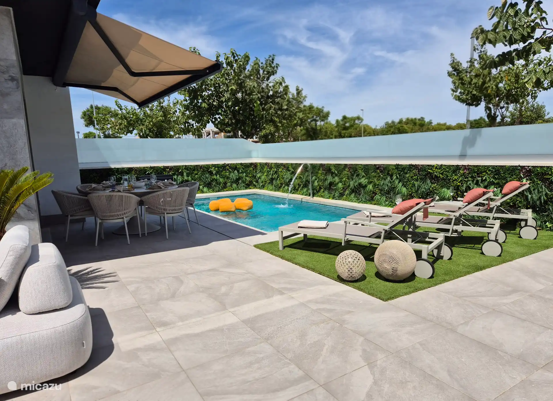 Ein einladender Blick auf das beheizte Schwimmbecken