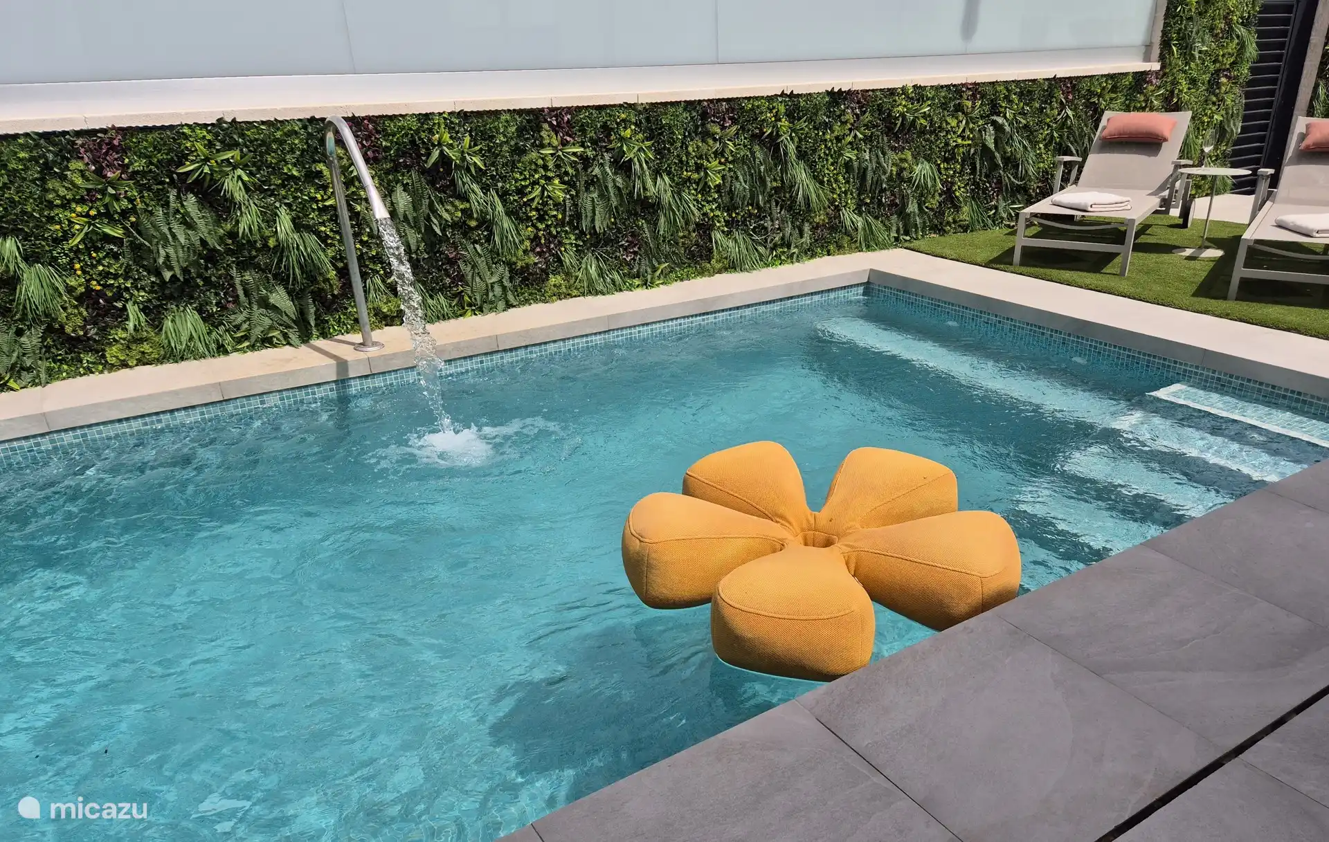 Privates beheiztes Becken mit Wasserfall