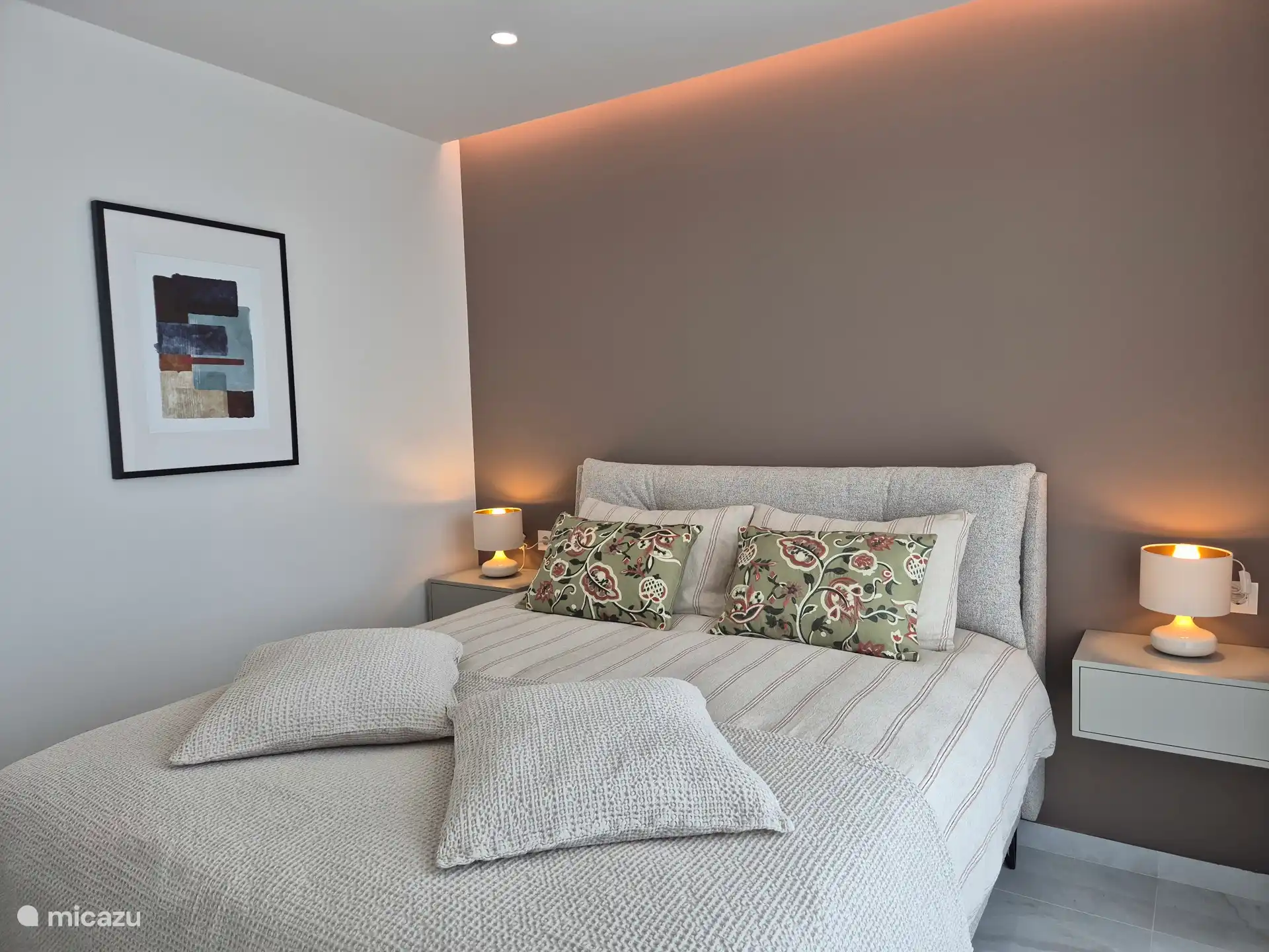 Schlafzimmer im ersten Stock mit einem Bett und Zugang zur Terrasse