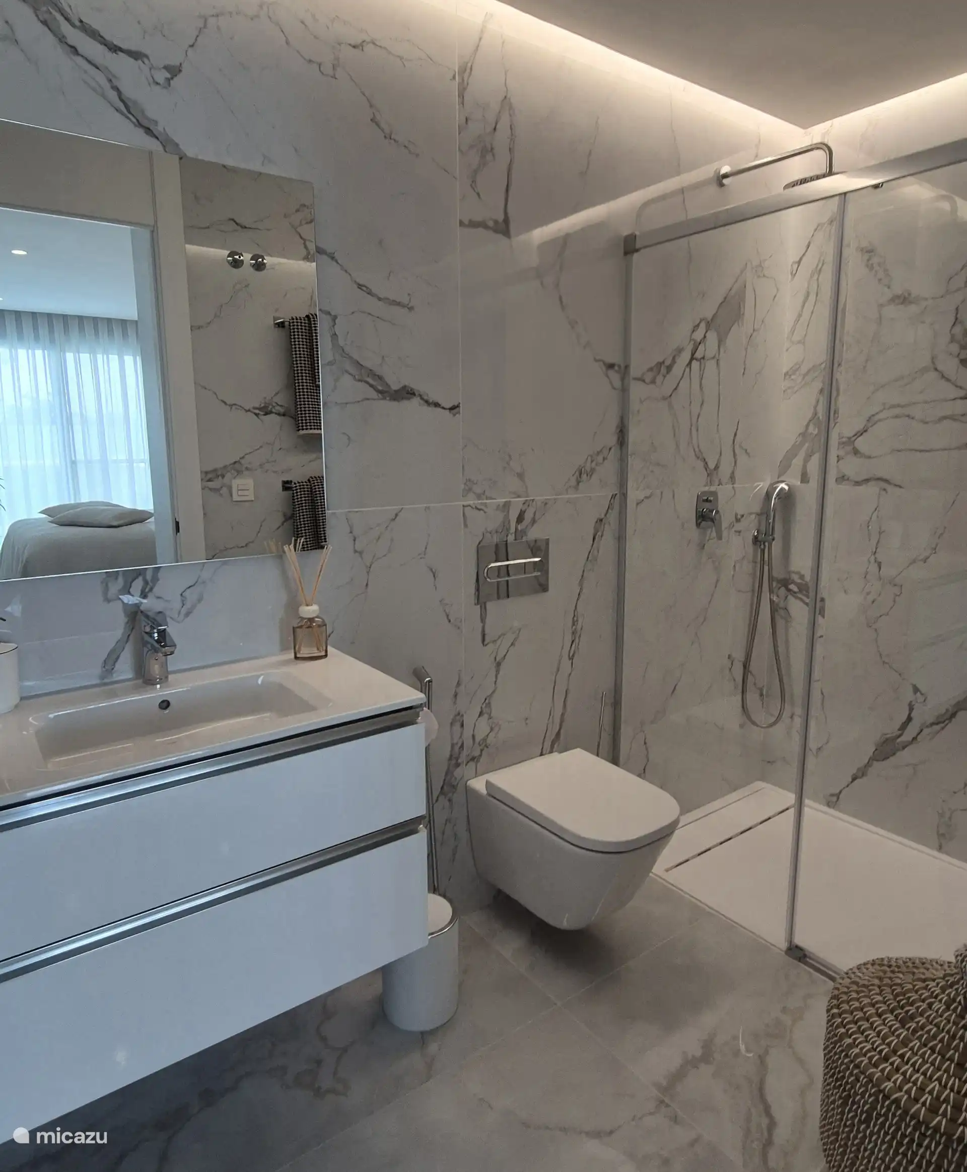 Elegantes Bad im Erdgeschoss mit begehbarer Dusche, mit eigenem Bad zum Hauptschlafzimmer