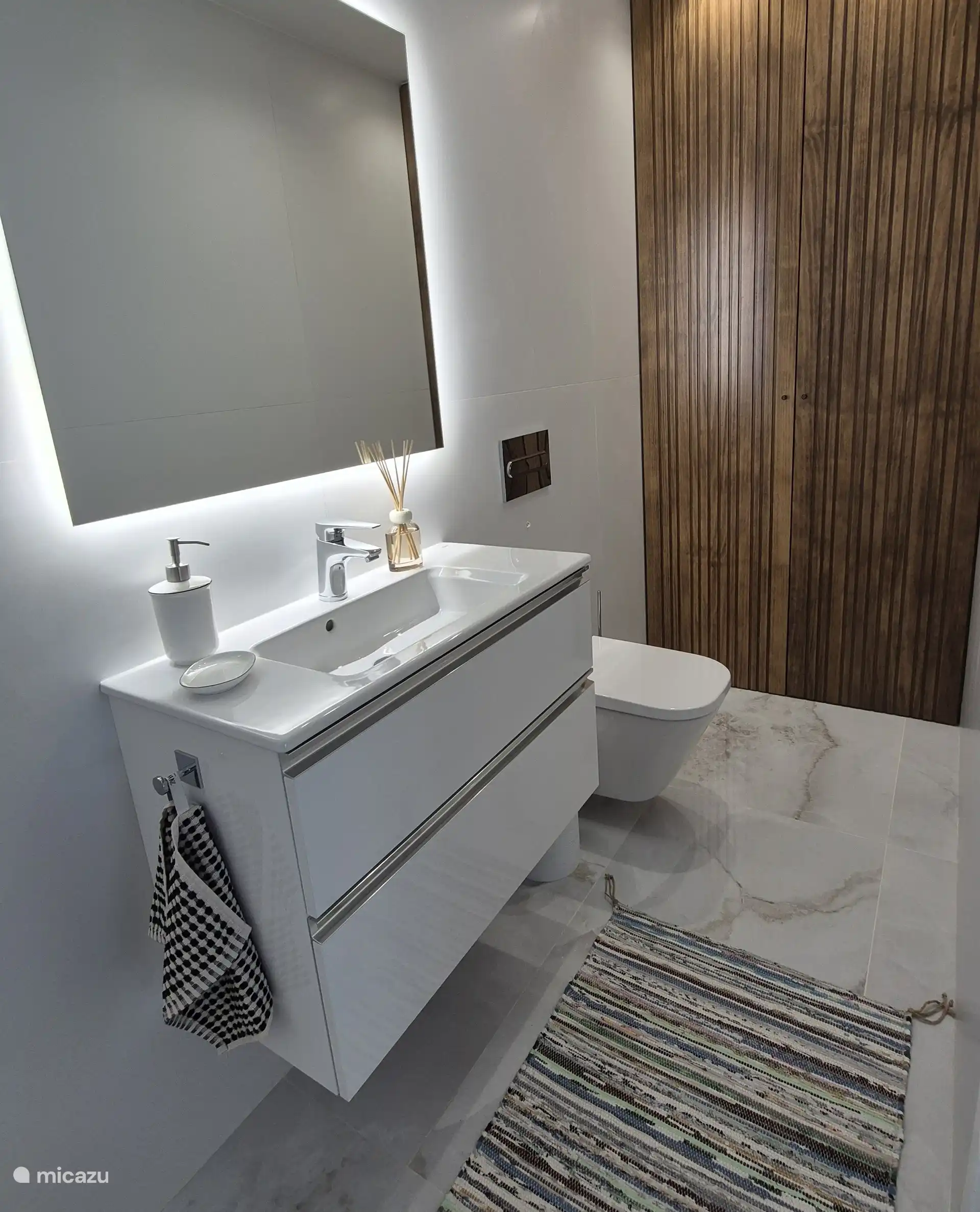 Gästetoilette mit raffinierten Oberflächen