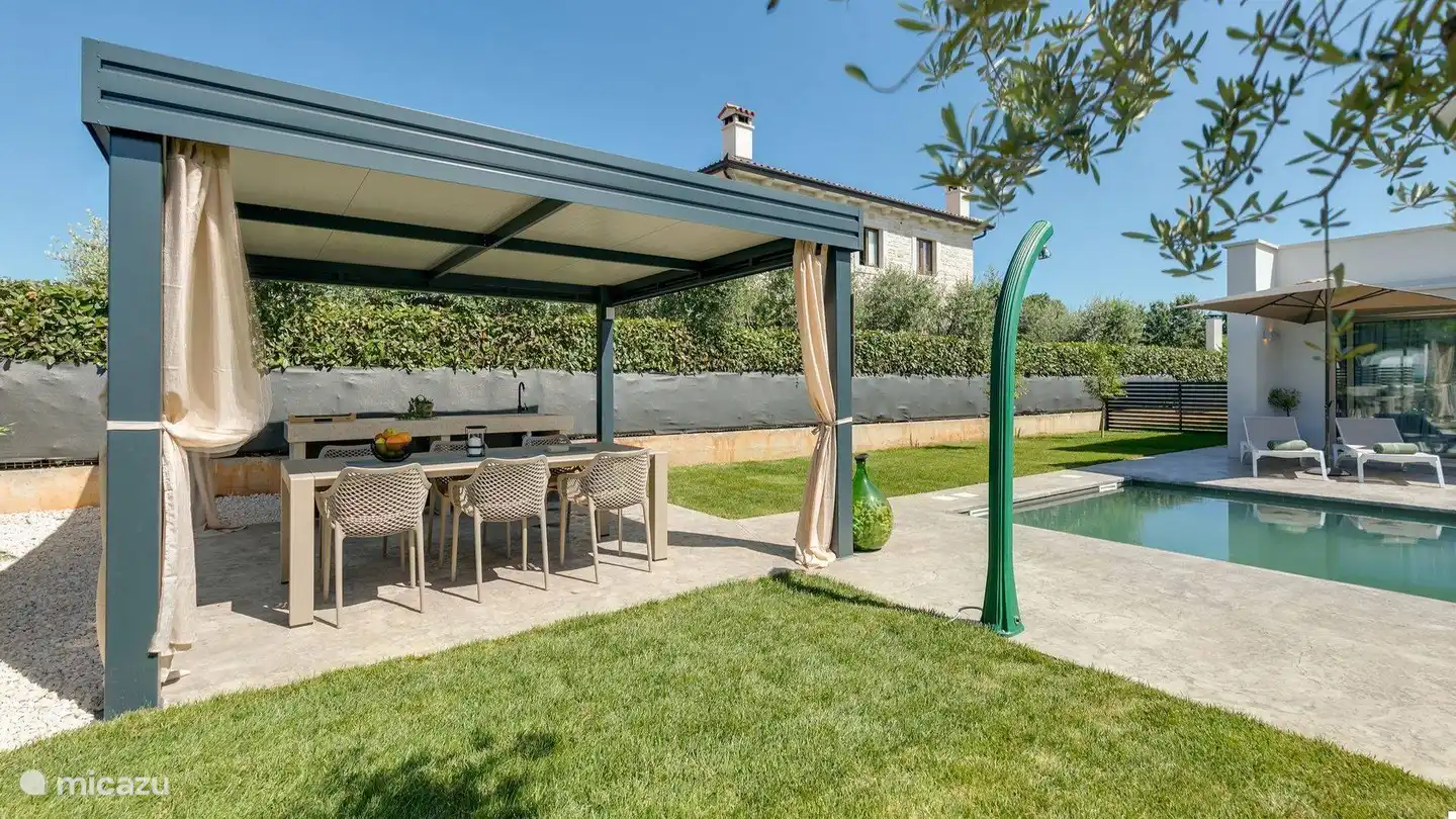 Mesa exterior cubierta