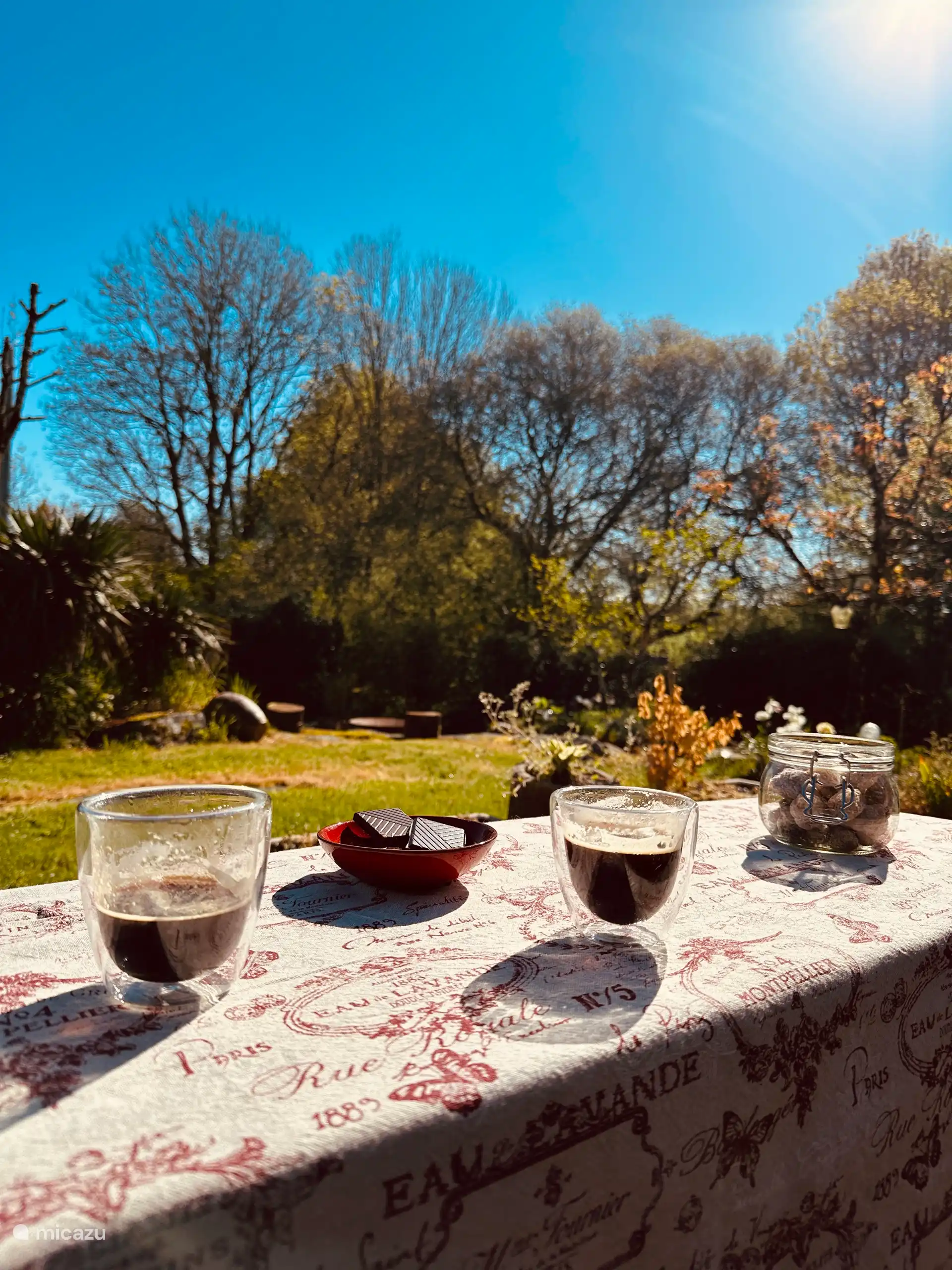 Une tasse de café sur la terrasse au soleil