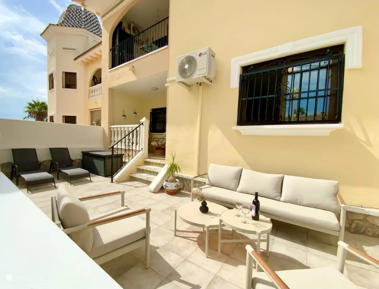 Gemütliche Lounge-Terrasse, auf der man ruhig ein Buch lesen oder einen Aperitif genießen kann