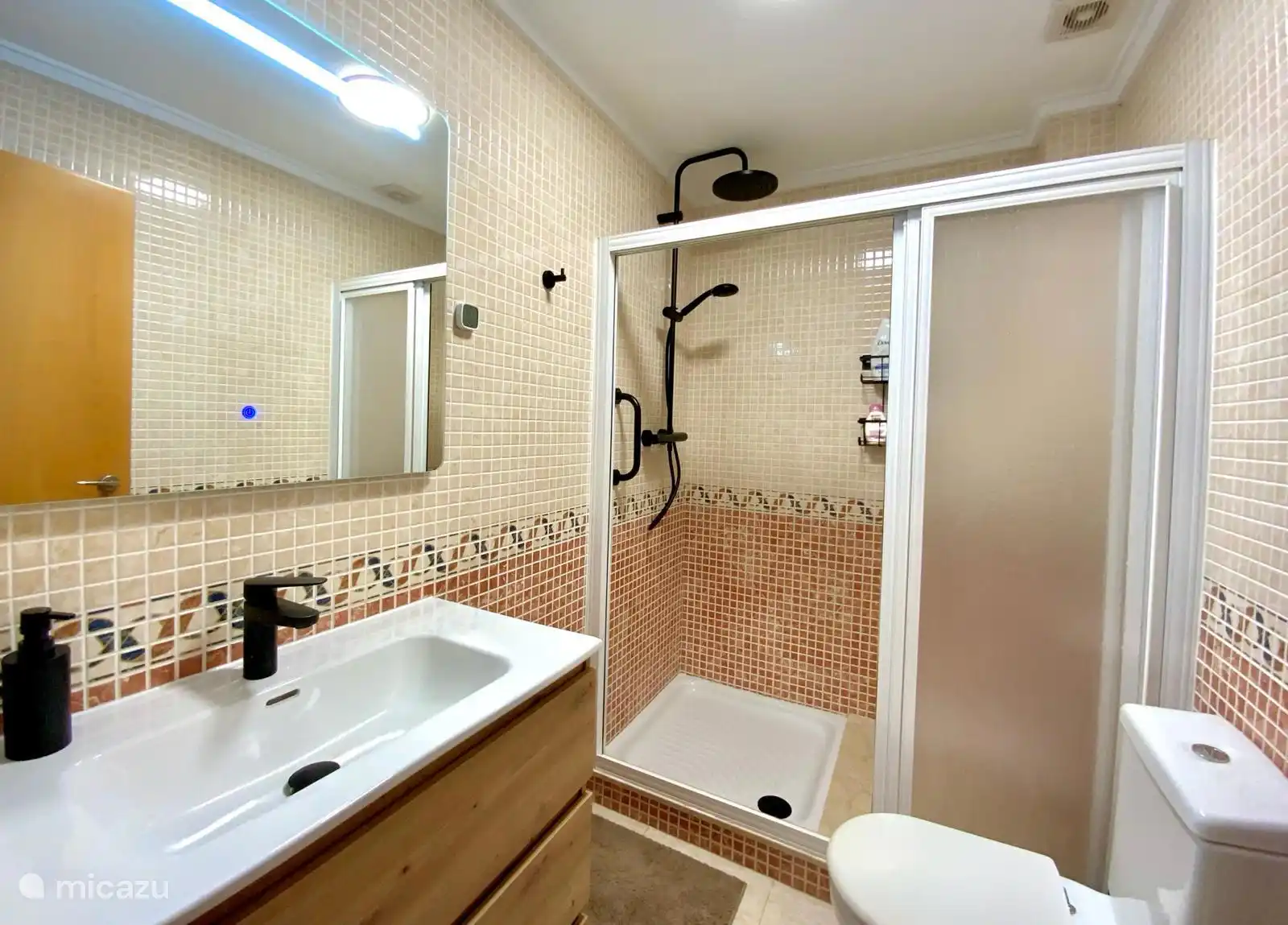 Frisse, eigentijdse badkamer met een comfortabele inloopdouche