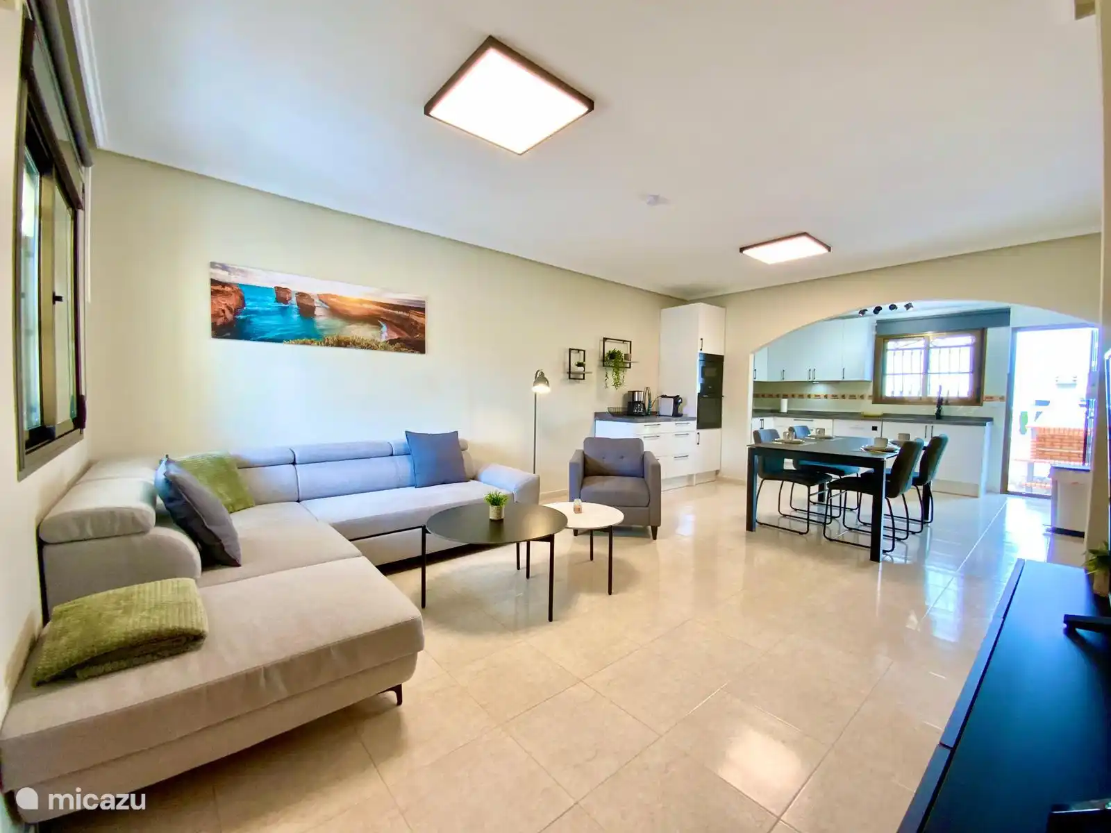 Helles und stilvoll eingerichtetes Wohnzimmer