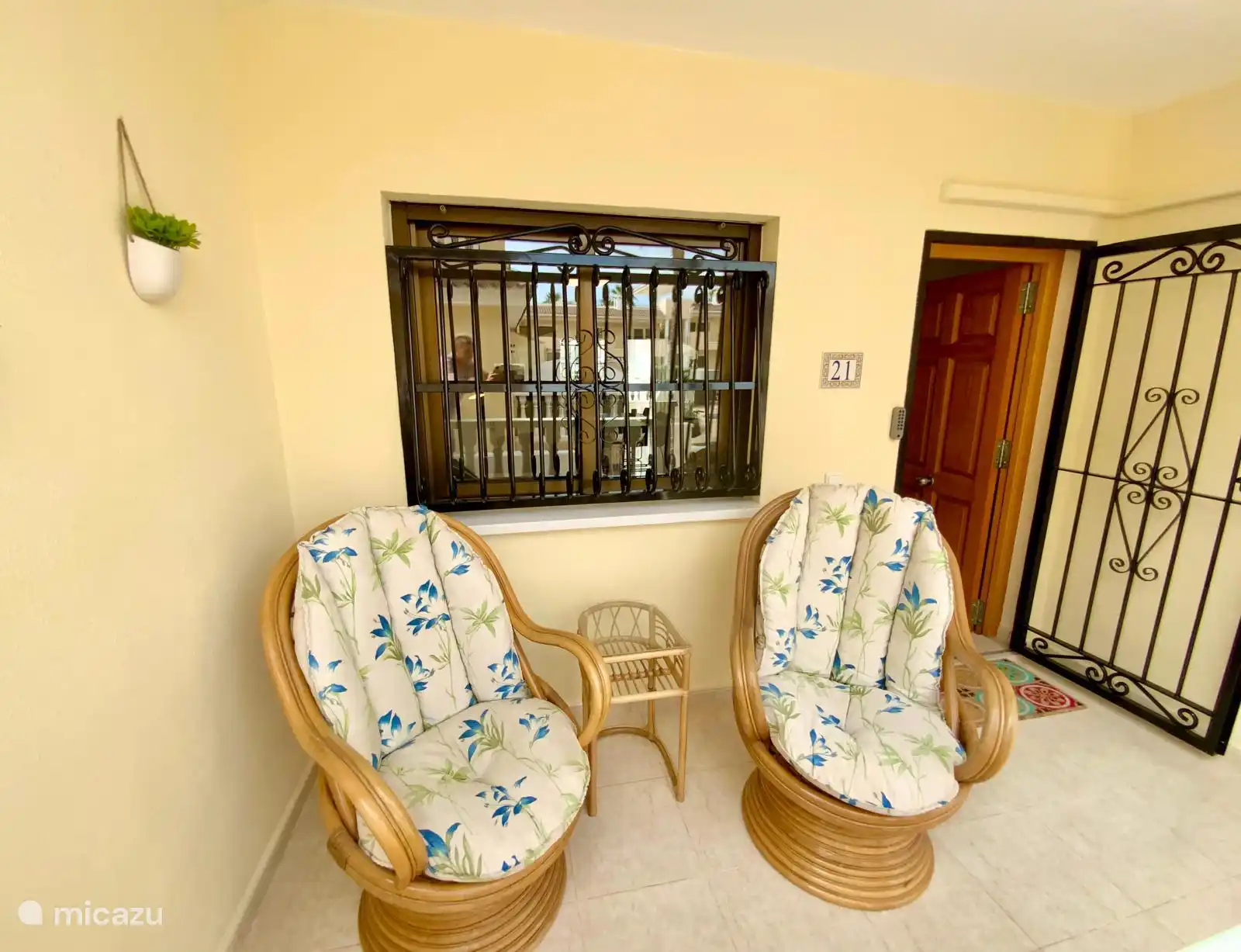 Gemütlicher Sitzbereich vorne mit bequemen Stühlen, ideal zum Entspannen, Kaffee trinken oder ein Buch lesen