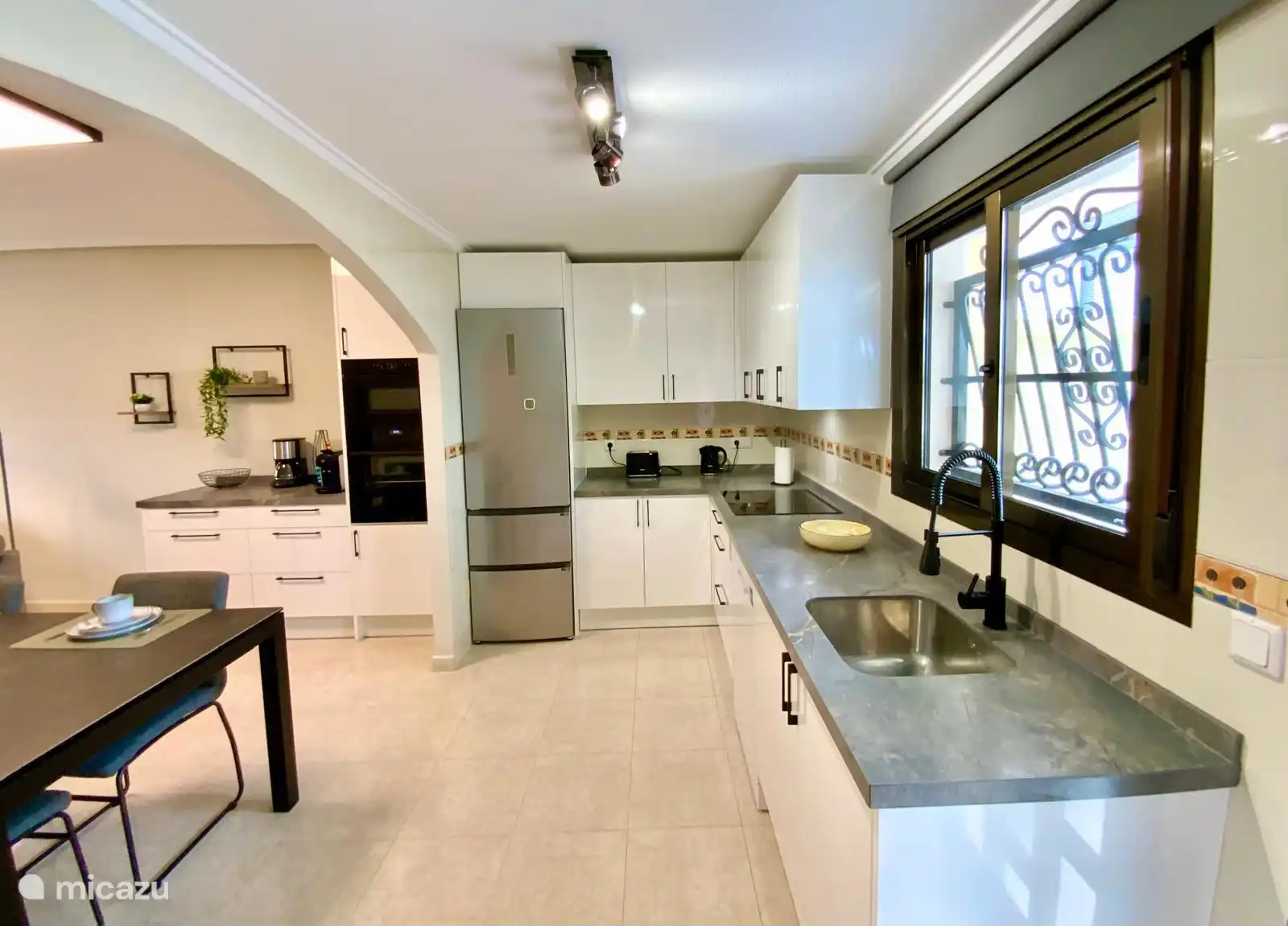 Die neue Küche bietet alle Annehmlichkeiten, darunter einen großen Kühlschrank/Gefrierschrank, Induktionsherd, Geschirrspüler, Ofen, Mikrowelle, Wasserkocher und zwei Kaffeemaschinen