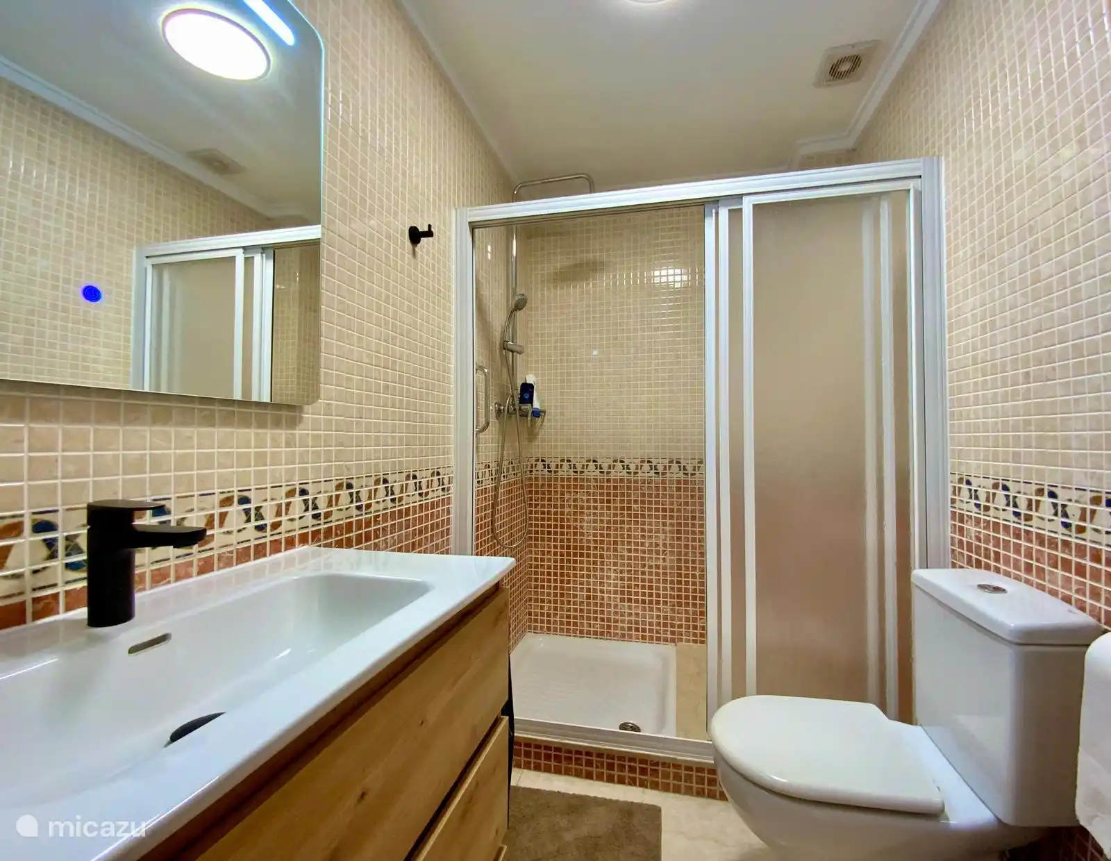 Frisches, modernes Badezimmer mit einer komfortablen begehbaren Dusche