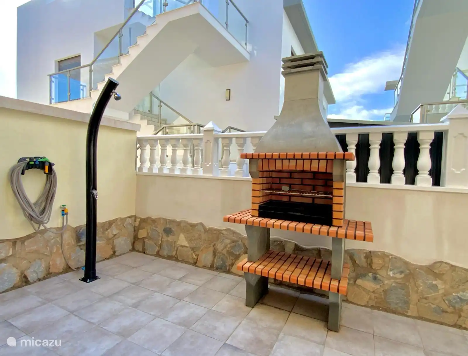 Buitendouche en bbq voorzien op het terras aan de achterzijde.