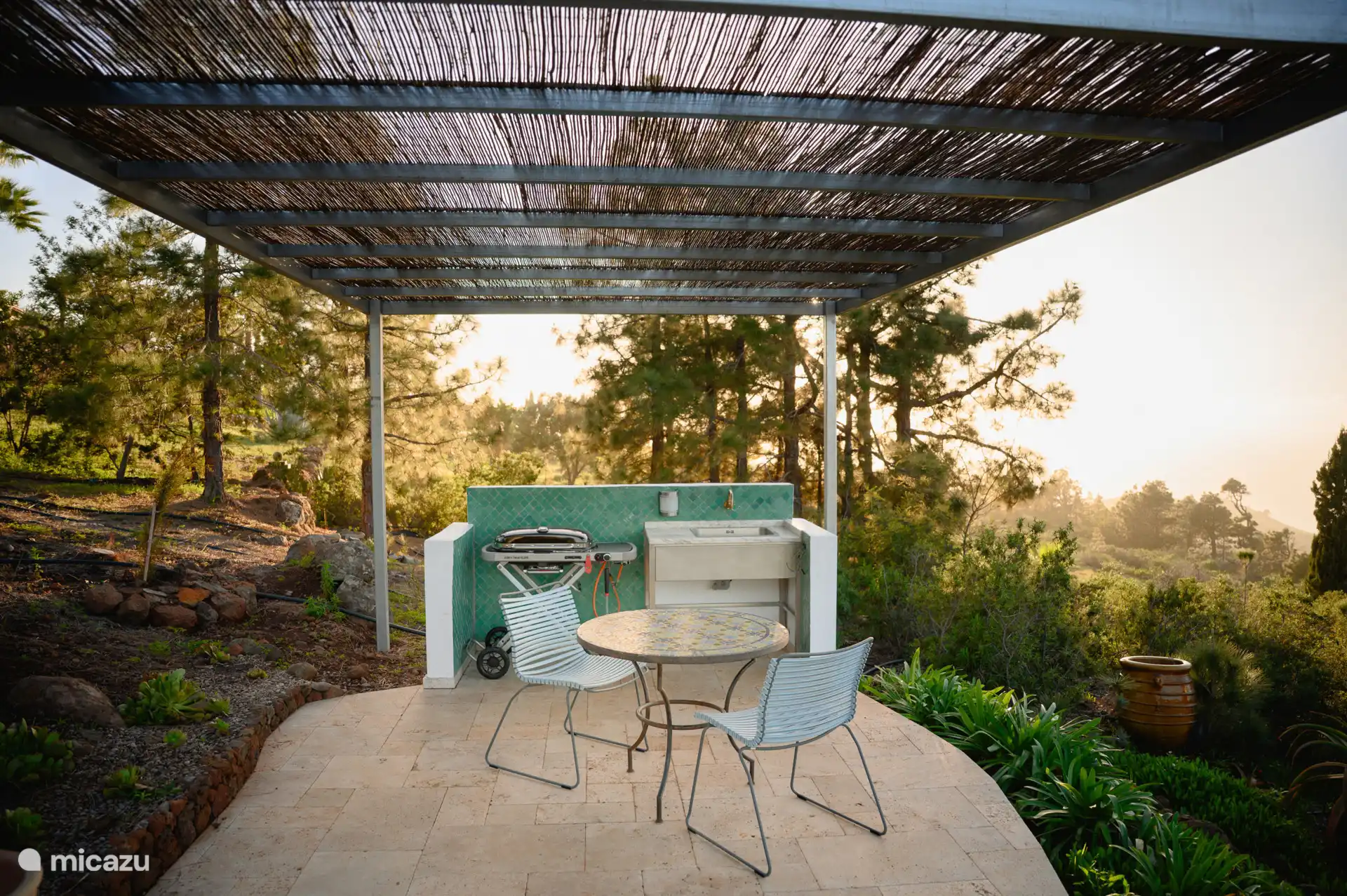 Zusätzlich gibt es einen Grillbereich und eine komplette Außenküche.