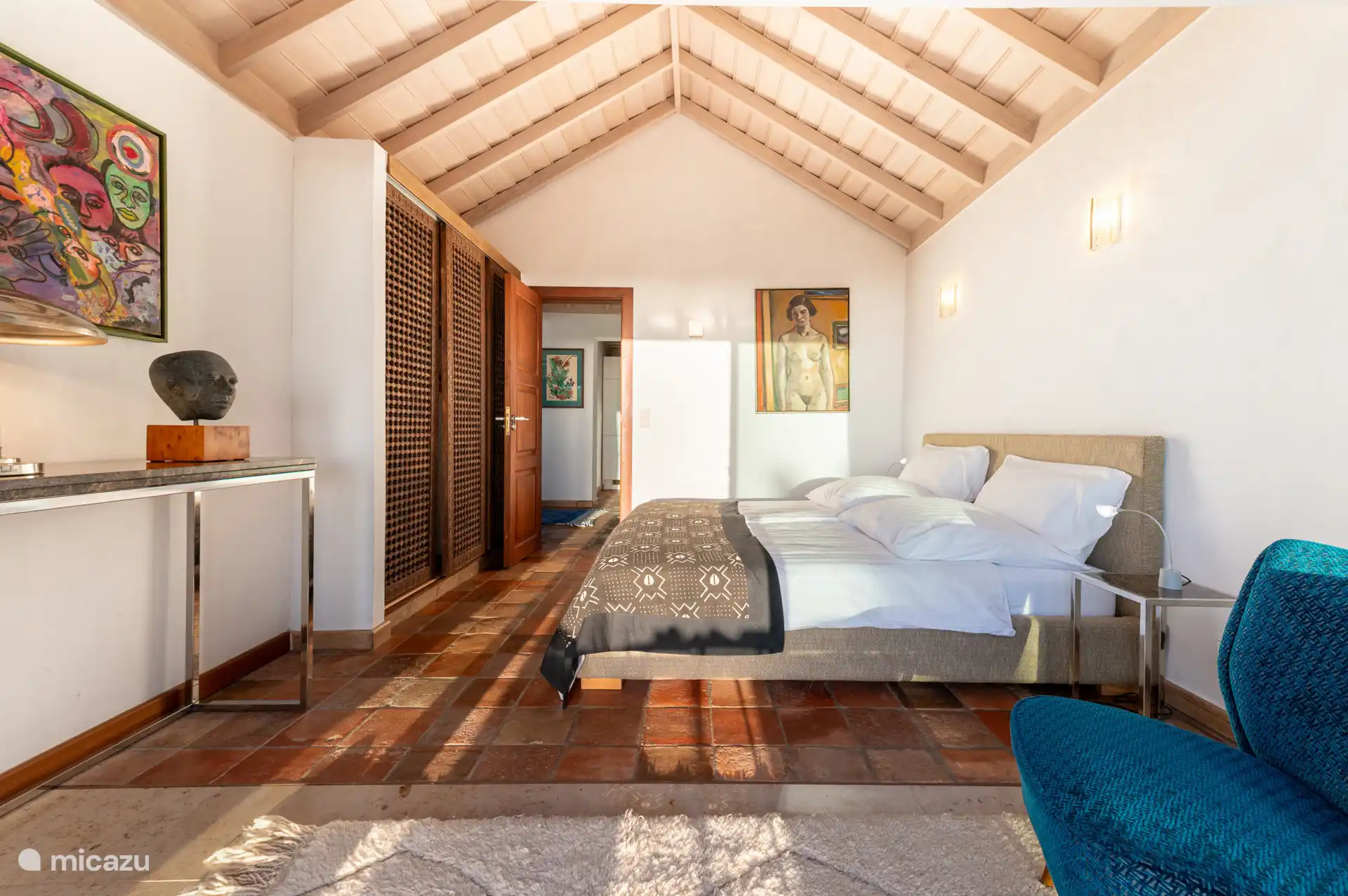 Ein geräumiges Schlafzimmer mit Doppelbett.