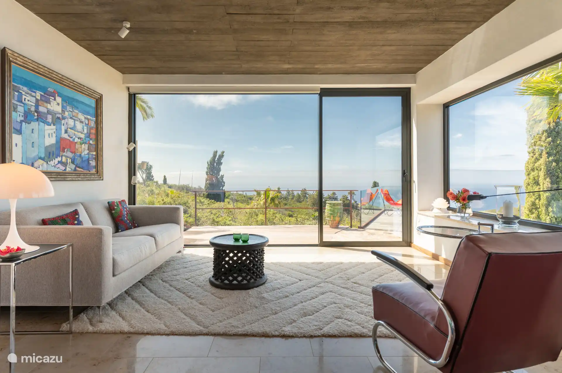 Die großen Fenster bieten einen atemberaubenden Ausblick und sorgen für eine helle Atmosphäre.