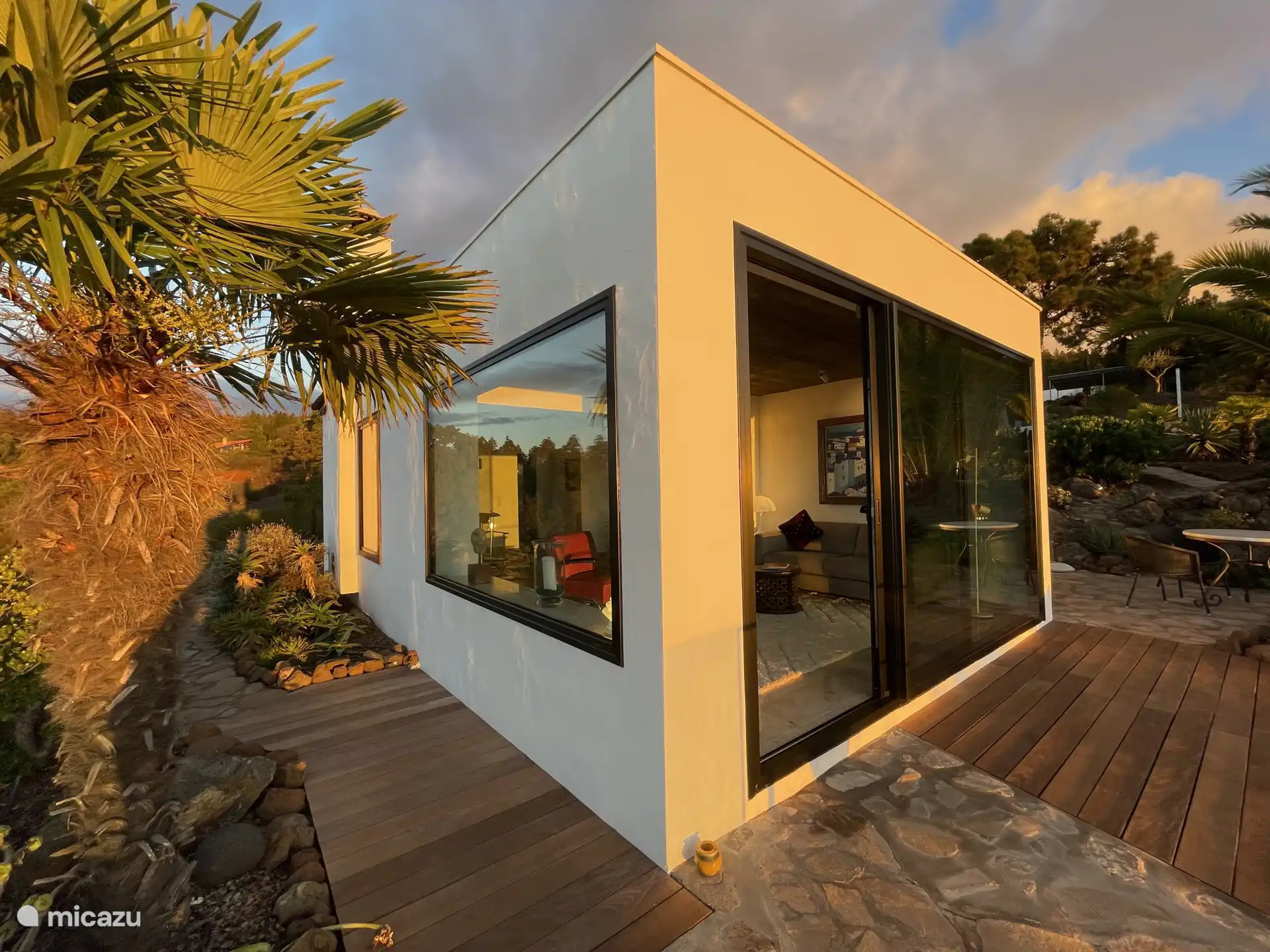 PS: Das ist die ideale Villa für eure Flitterwochen....!