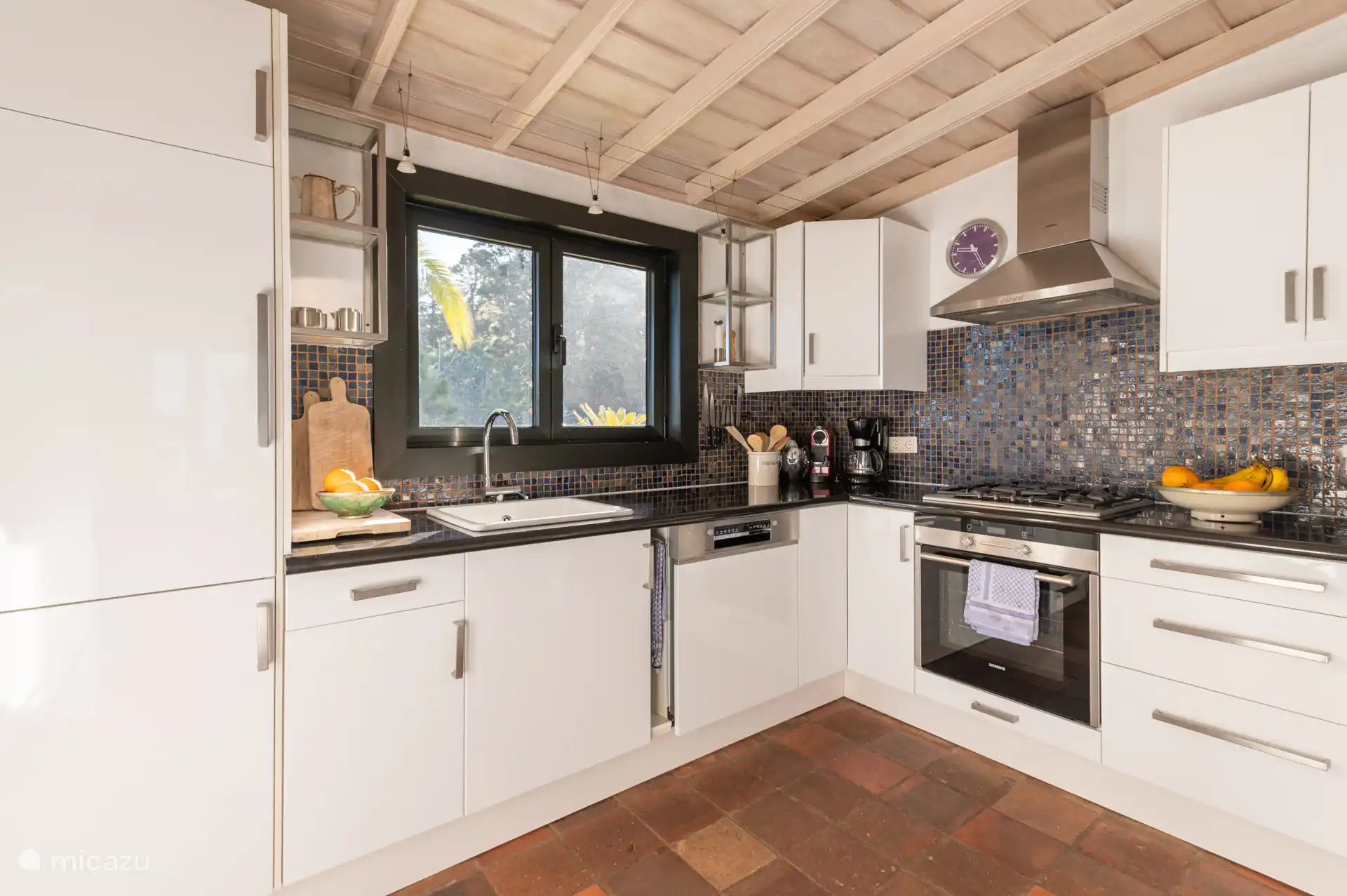 Die Küche ist voll ausgestattet.