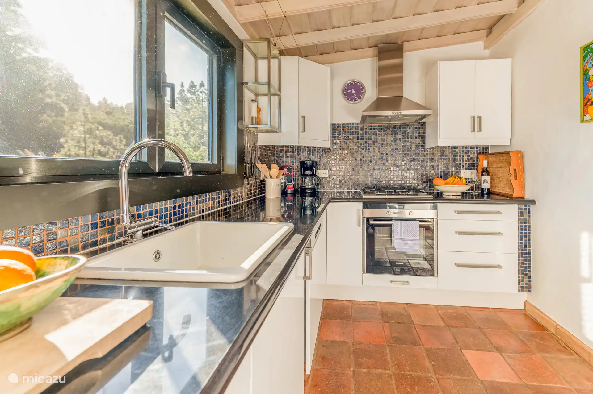 Unter anderem ein 4-Brenner-Gasherd, Kühlschrank, Gefrierschrank, Ofen, Kaffeemaschine, Wasserkocher, Geschirrspüler und viele Küchenutensilien.