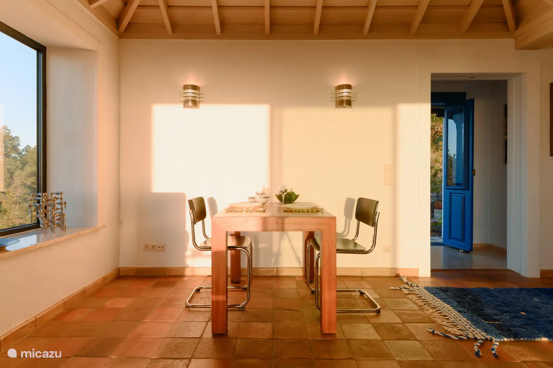 Wie schön ist dieser Stockwerk? Das sind antike Terrakottafliesen aus Frankreich.