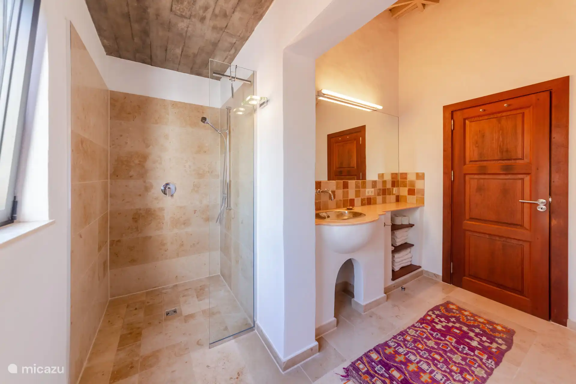 Das Badezimmer verfügt über Dusche, Toilette und Waschbecken.