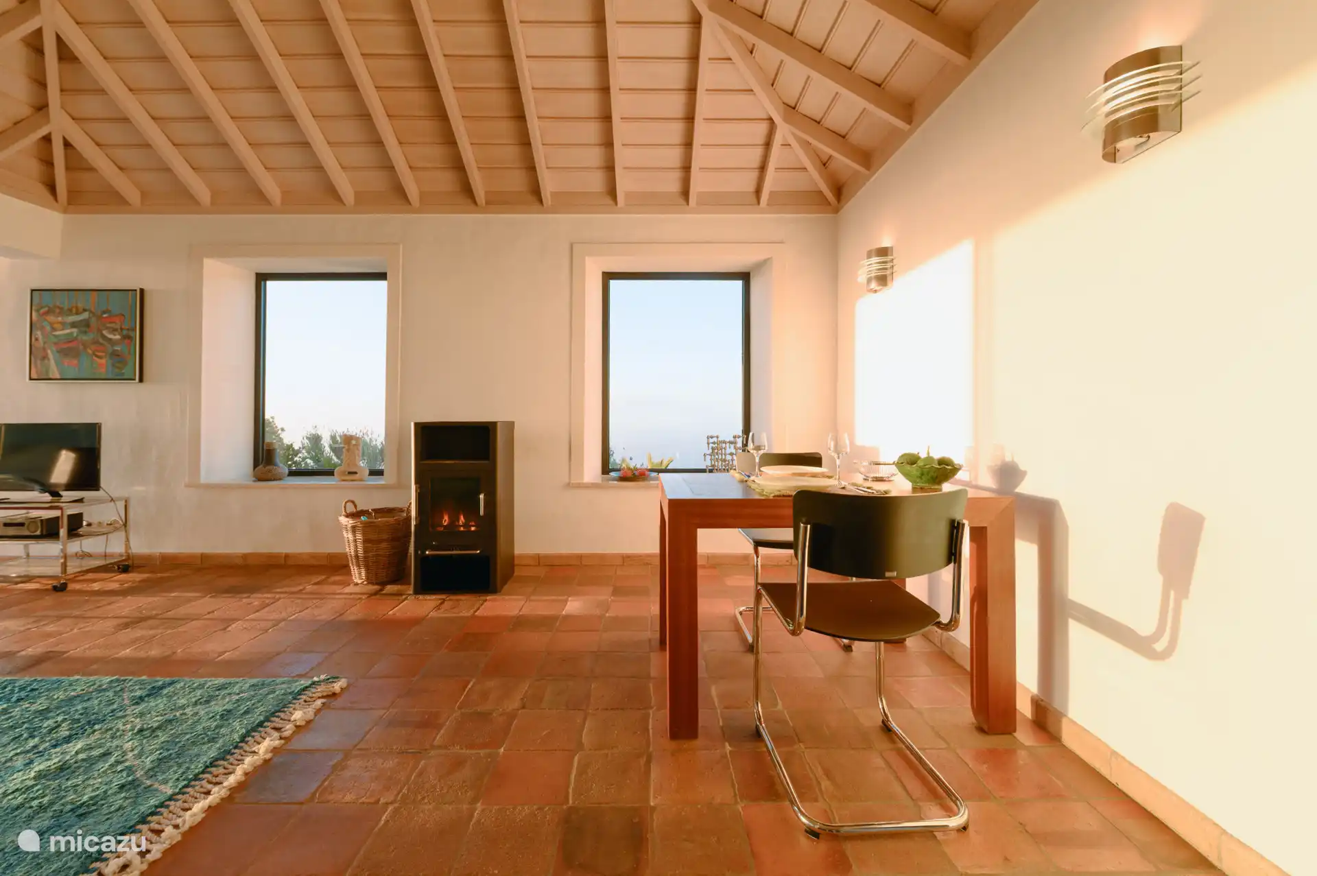 Das Wohnzimmer hat einen schönen Kamin.