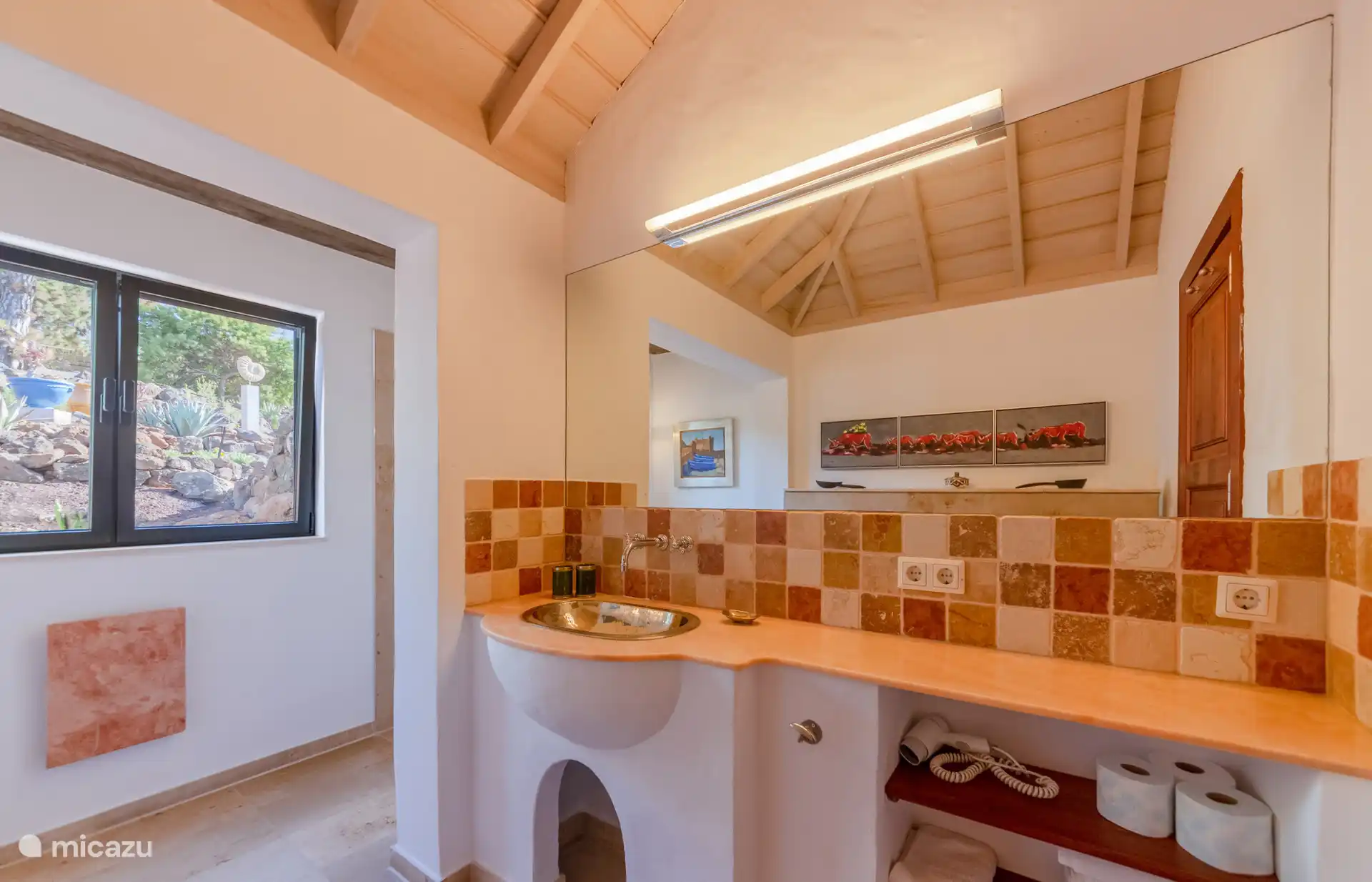 Das Metallwaschbecken wird in Marrakesch handgefertigt und erzeugt eine orientalische Atmosphäre.