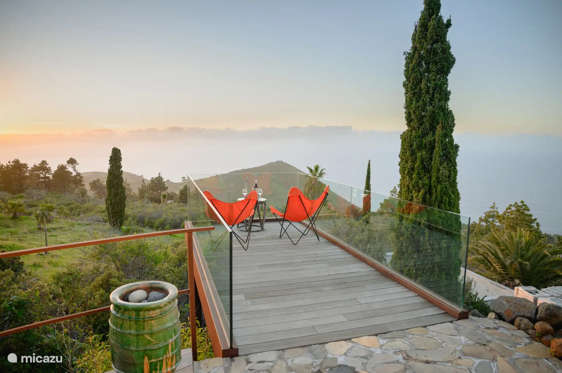 An der Seite der Villa befindet sich eine zusätzliche Außenterrasse.