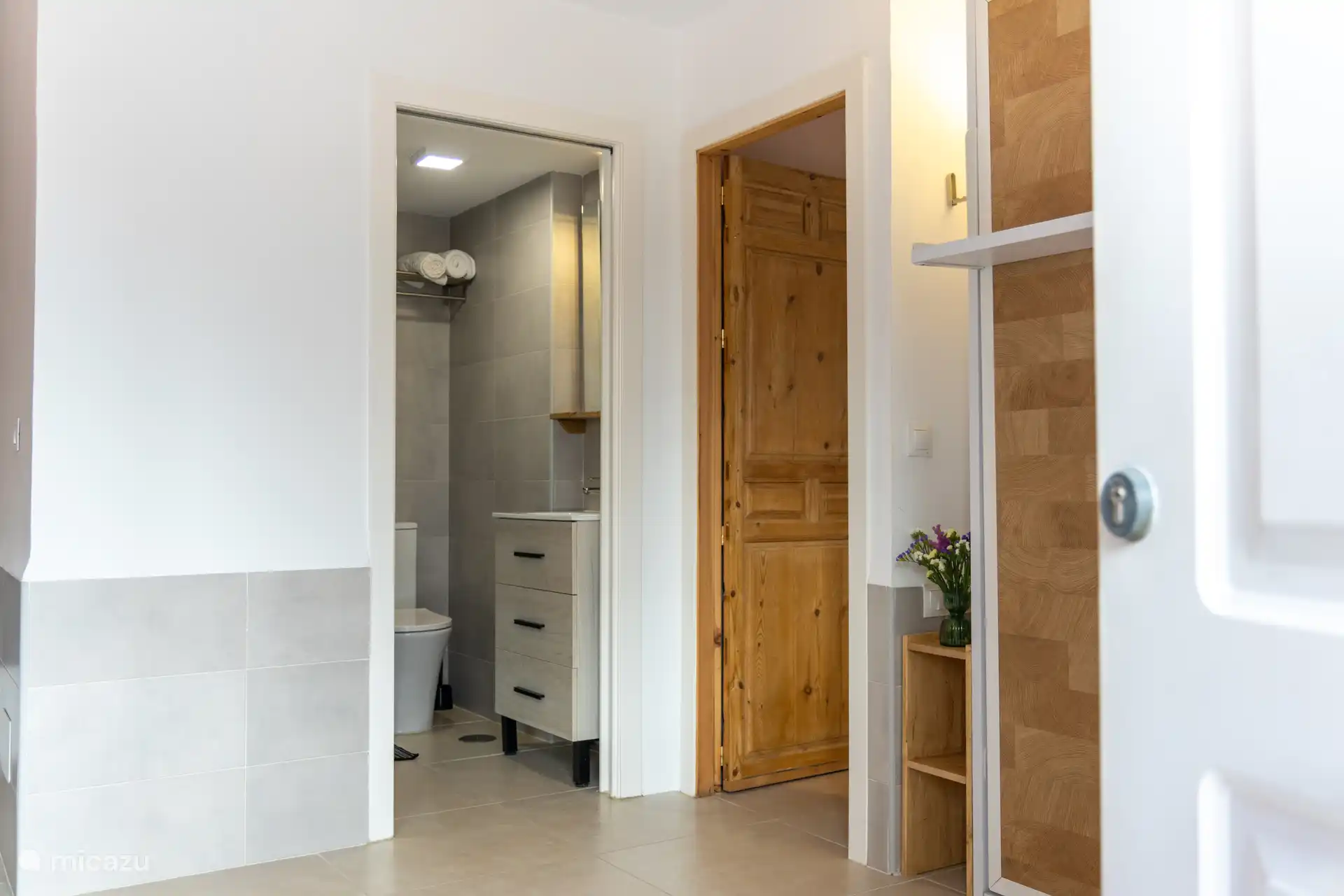 Deuren naar Badkamer en slaapkamer