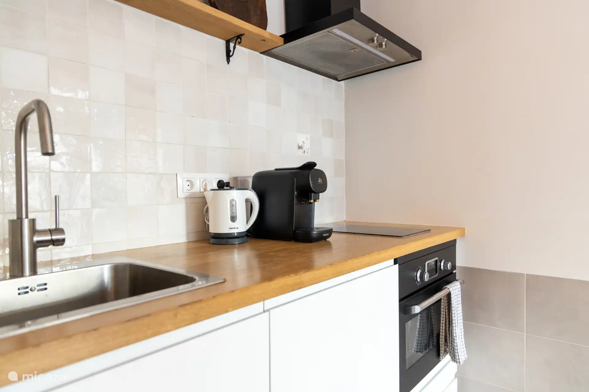 keuken aanrecht met Nespresso en Waterkoker