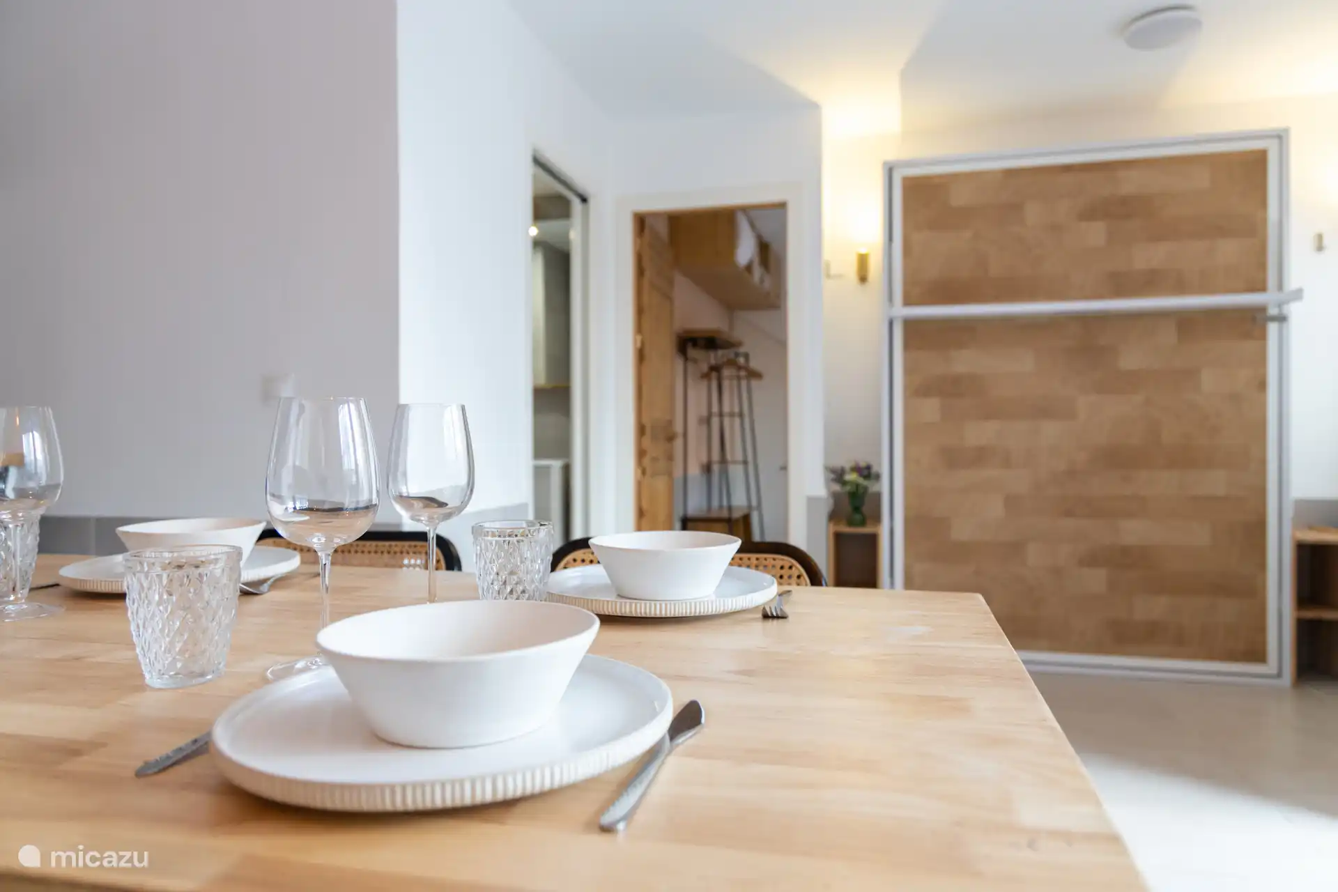 uitzicht op de kast/uitklap bed en slaapkamer