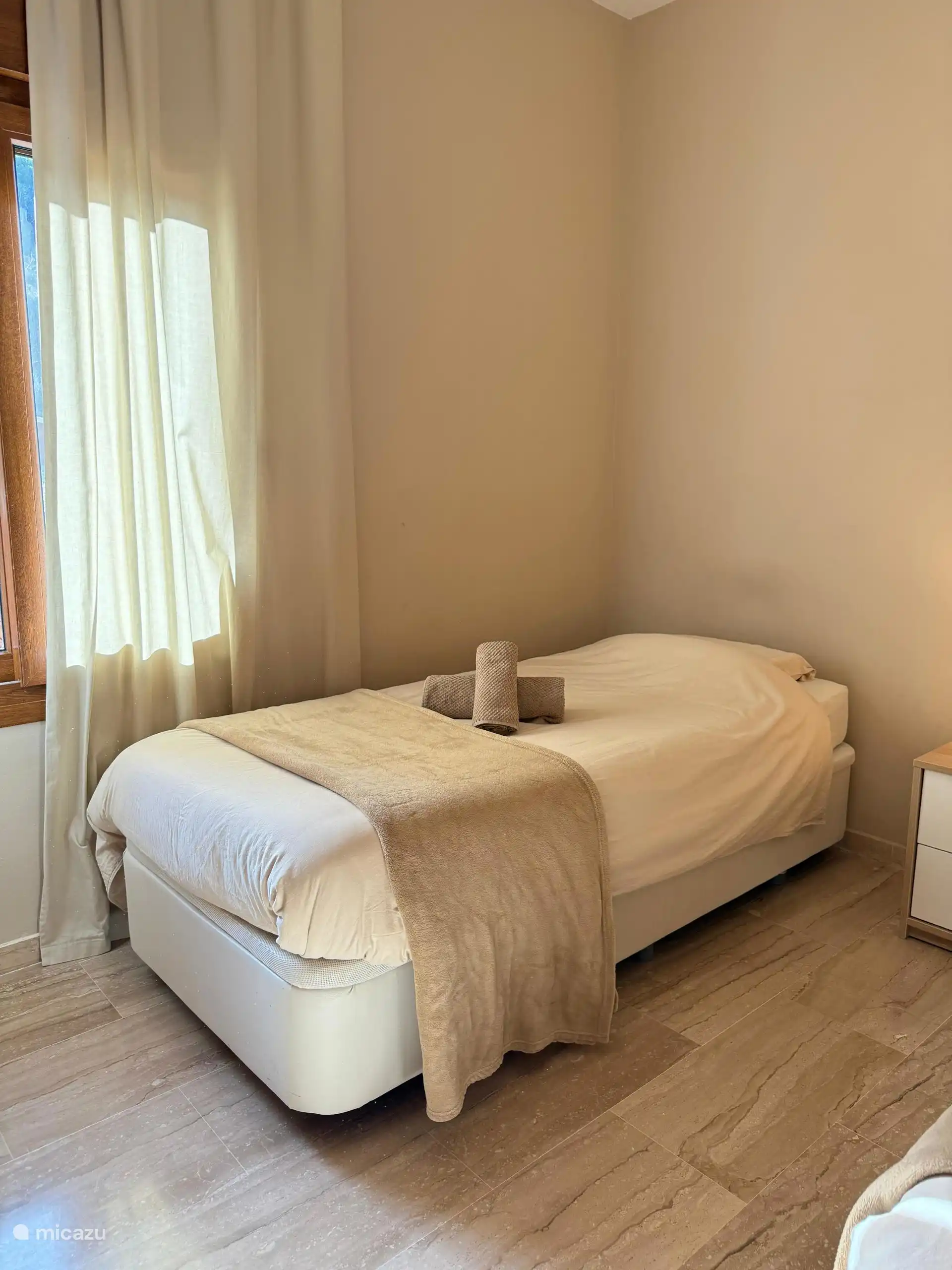 2nd bedroom with twin beds