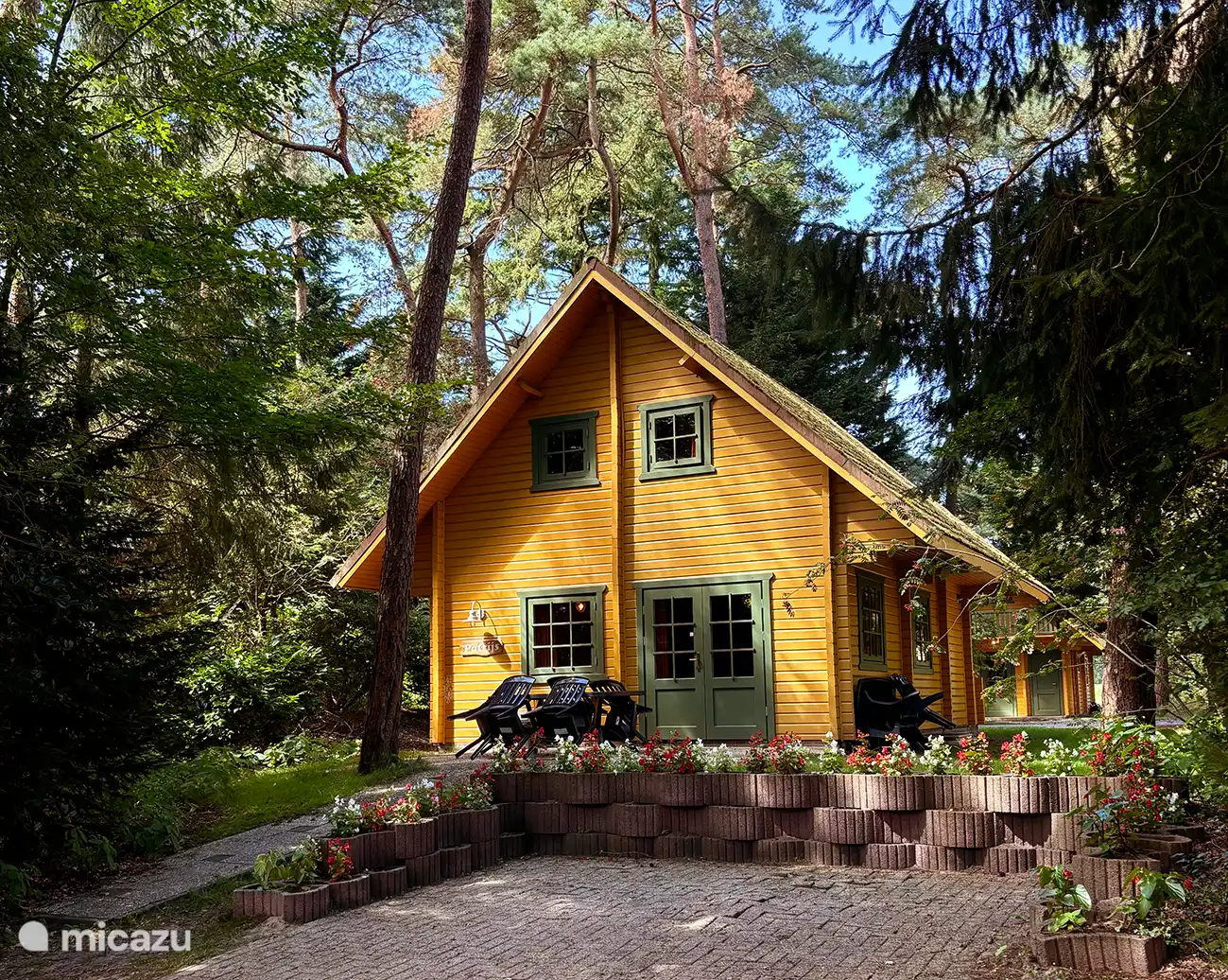 Huis met terras en parkeerplaats