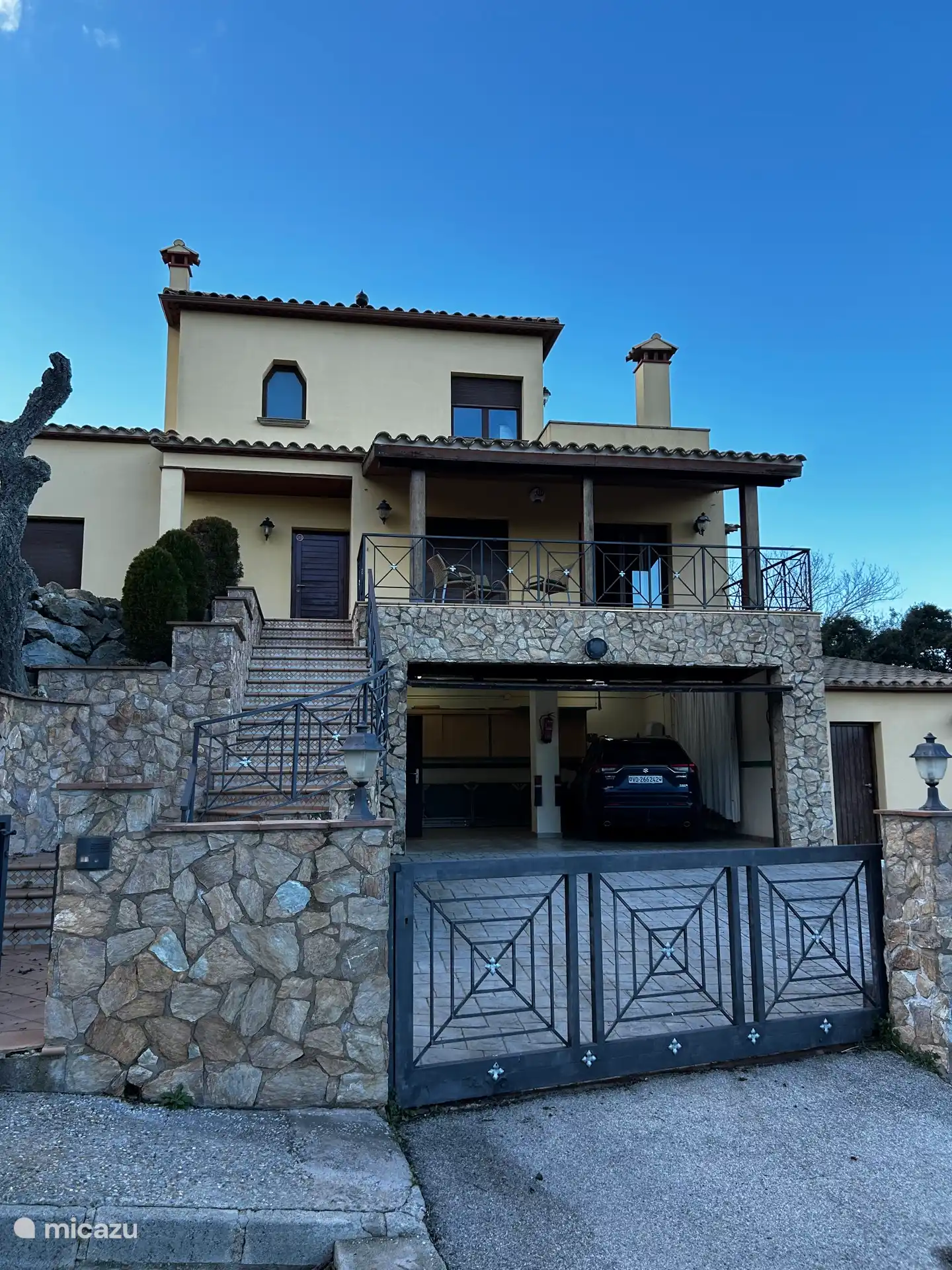 Front of the villa with driveway and lockable garage for two cars 