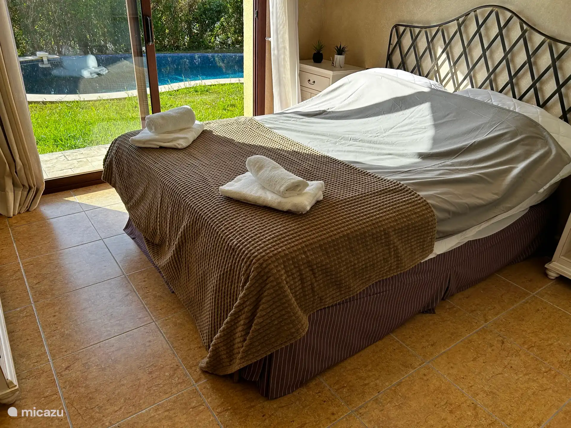 Dormitorio 2 con acceso directo a la piscina