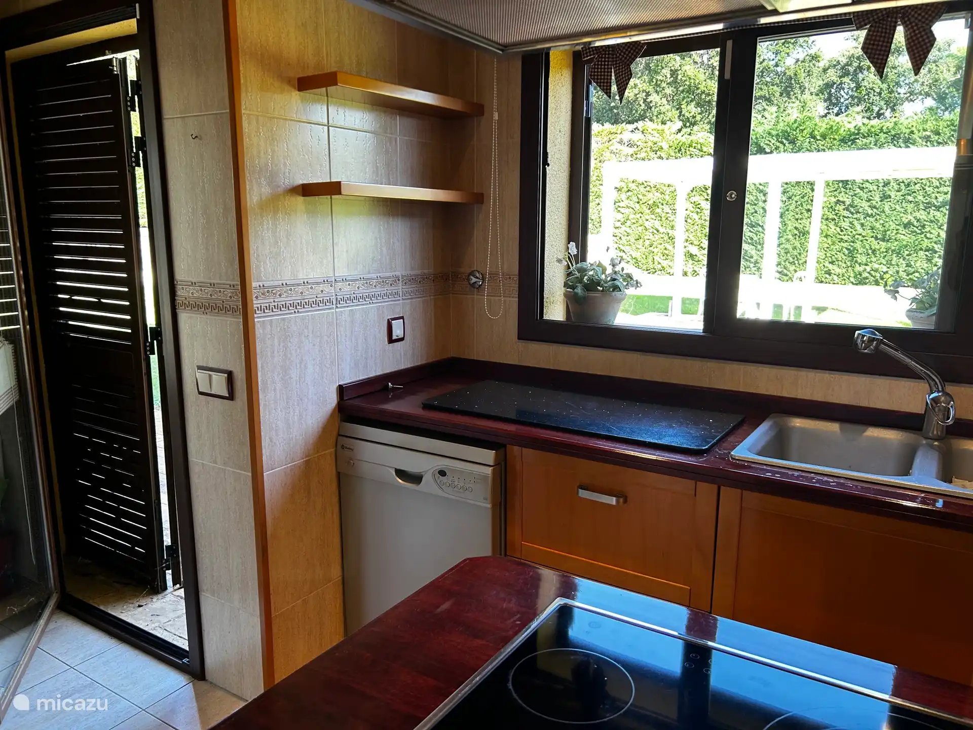 Cocina con acceso al jardín trasero